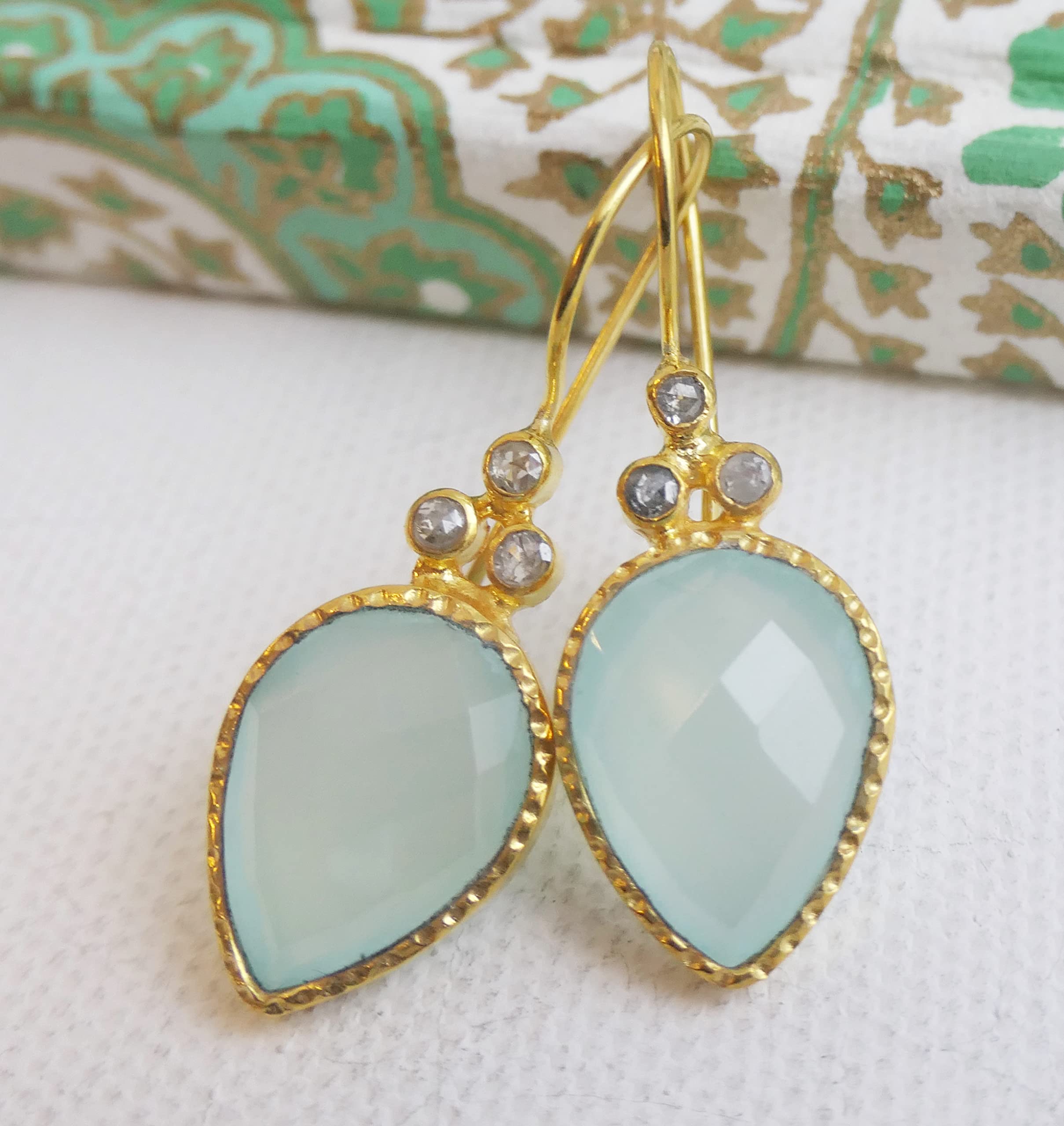 Pendientes de plata de ley con baño de oro, calcedonia aguamarina y diamantes