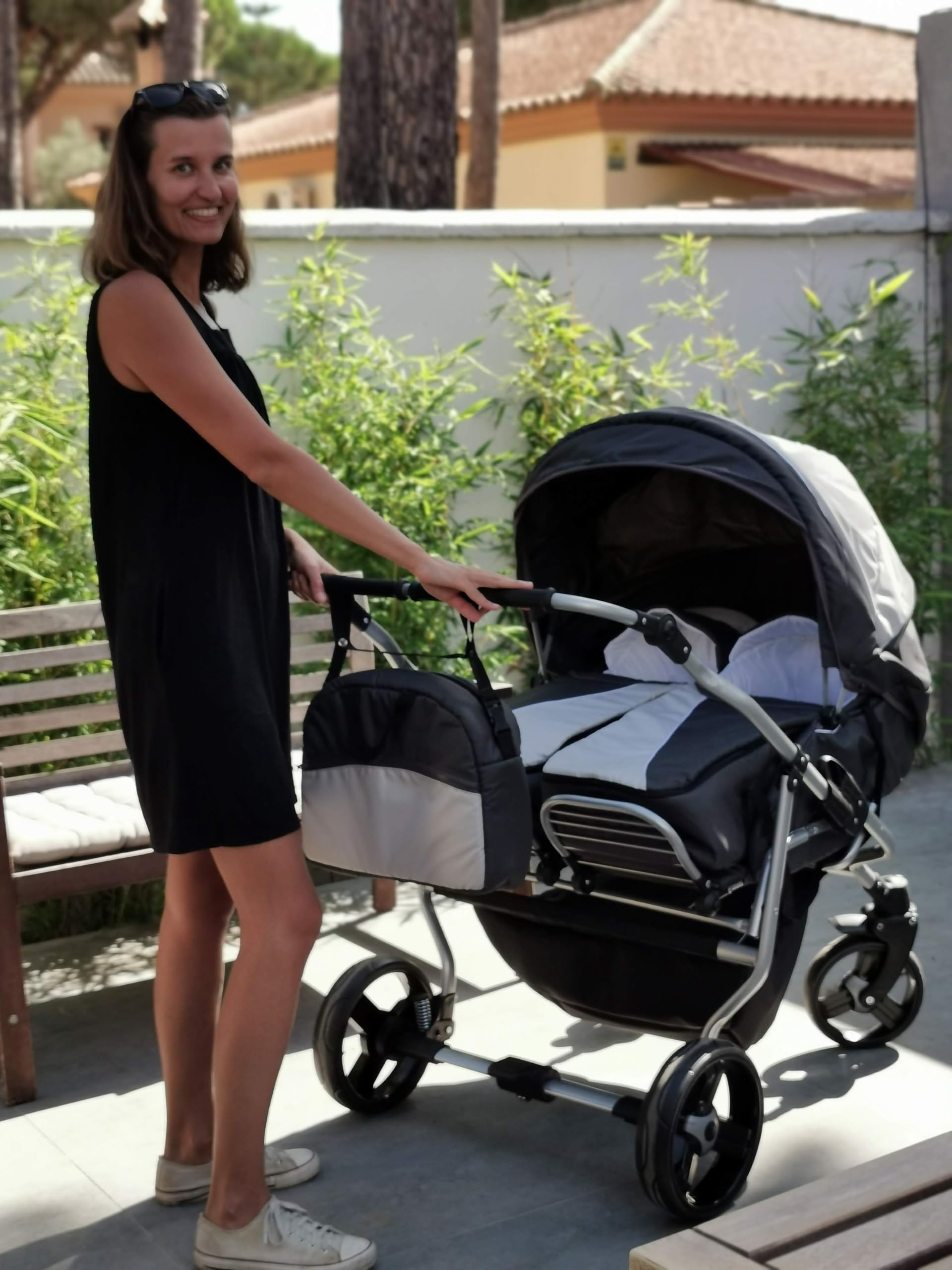 Passeggino gemellare 3 in 1. Passeggino e accessori in 3 pezzi: 2 navicelle + 2 passeggini + 2 ovetti + accessori. BBtwin DUET TRIO Nero