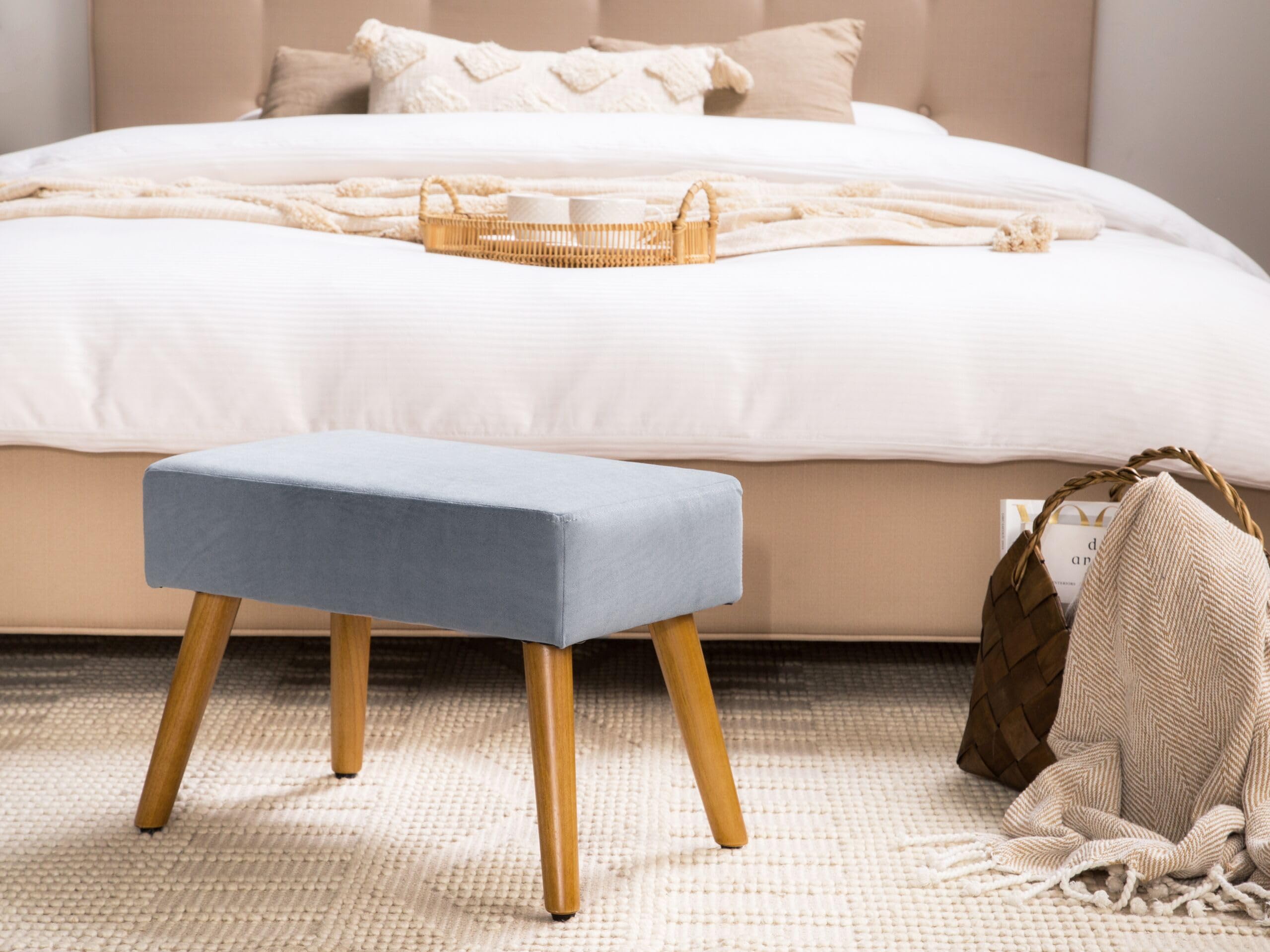 Reposapiés de terciopelo gris claro madera clara 50 x 30 cm patas de madera Takoma