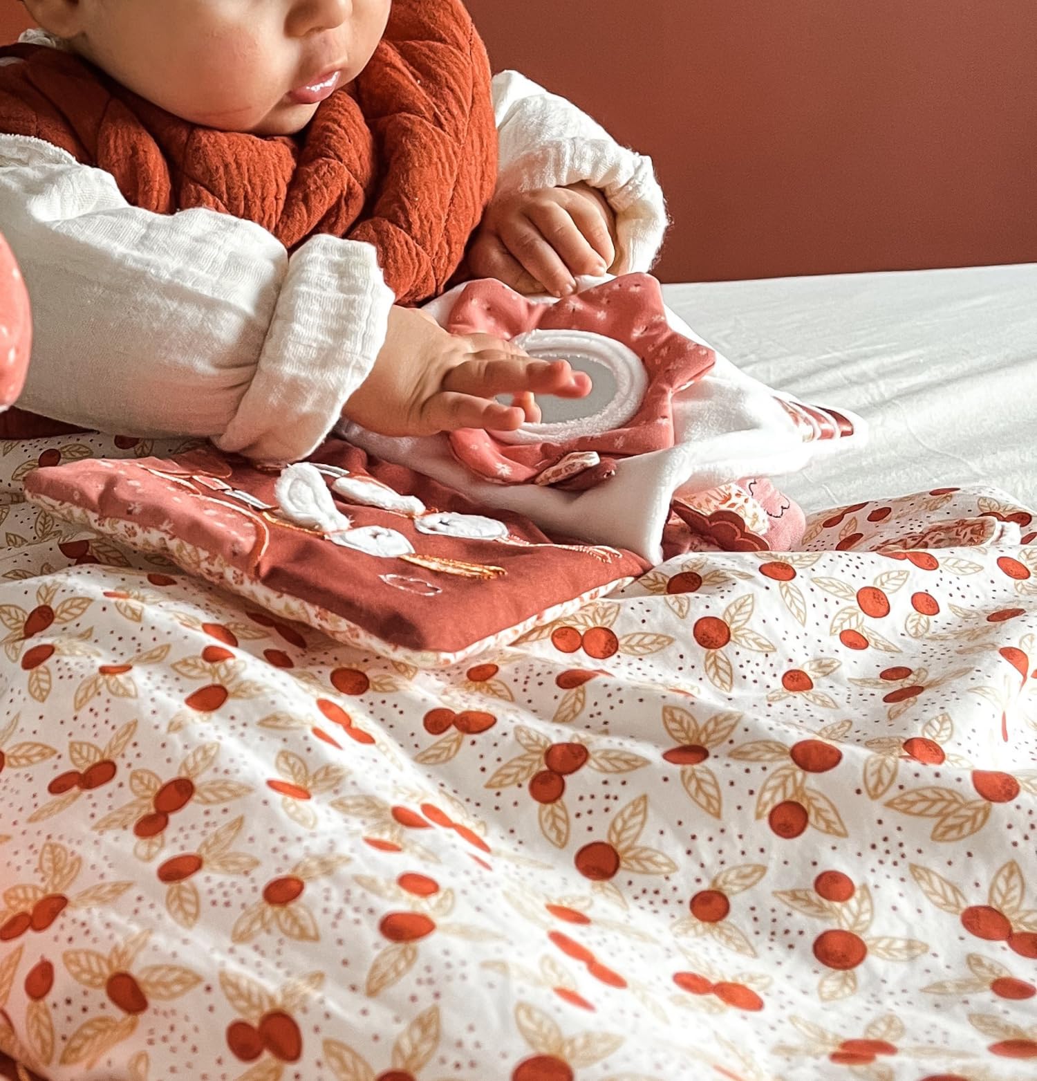 Livre d'éveil Sauthon | Livre bébé avec jeux d'eveil | Activités sensorielles dont auditives | Collection Esmée