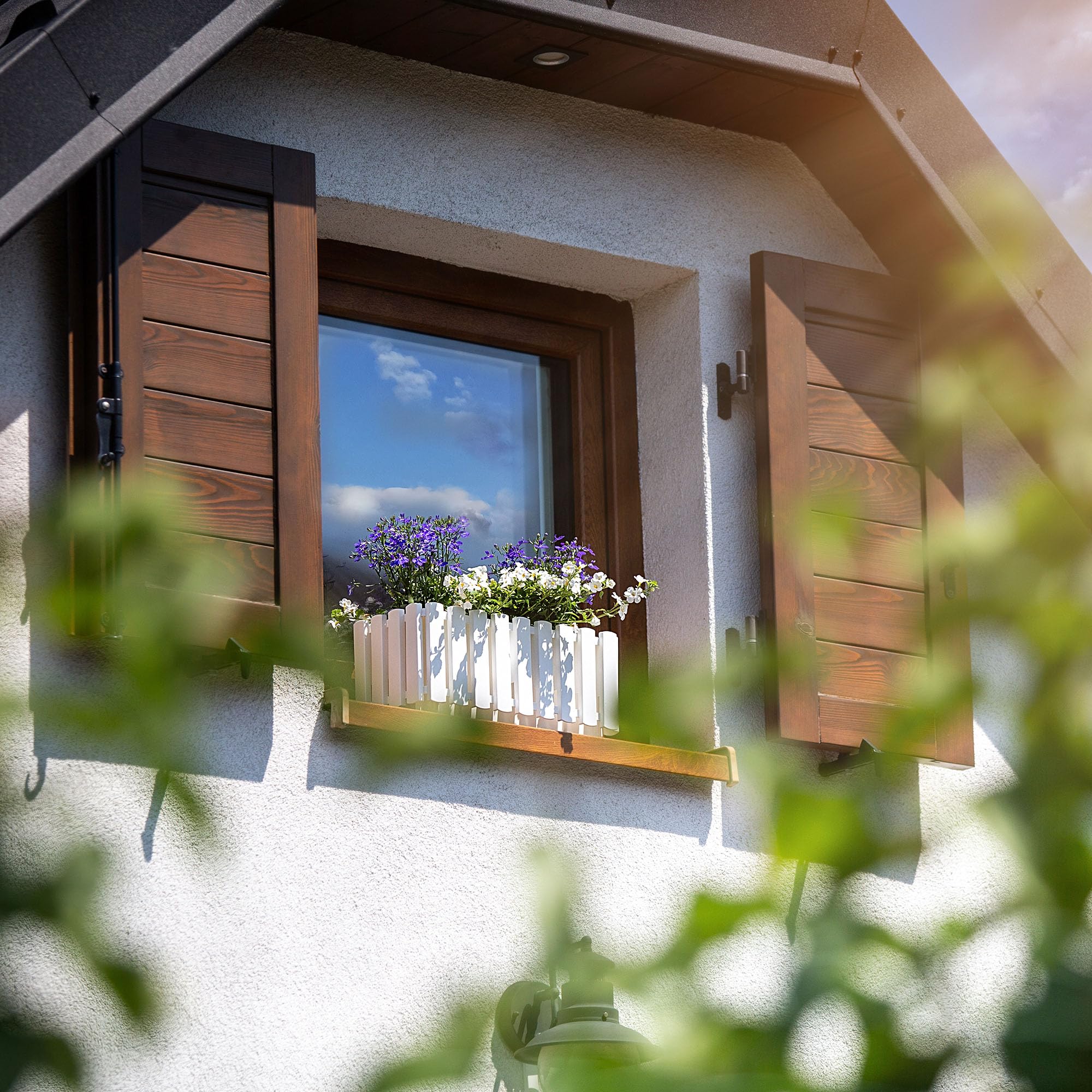 KADAX Blumenkasten, Balkontopf in 2 Größen, Blumentopf in Latten-Optik, Pflanzkübel im Landhausstil, Pflanzkasten mit Gummikorken, Leichter Übertopf (40cm / weiß)