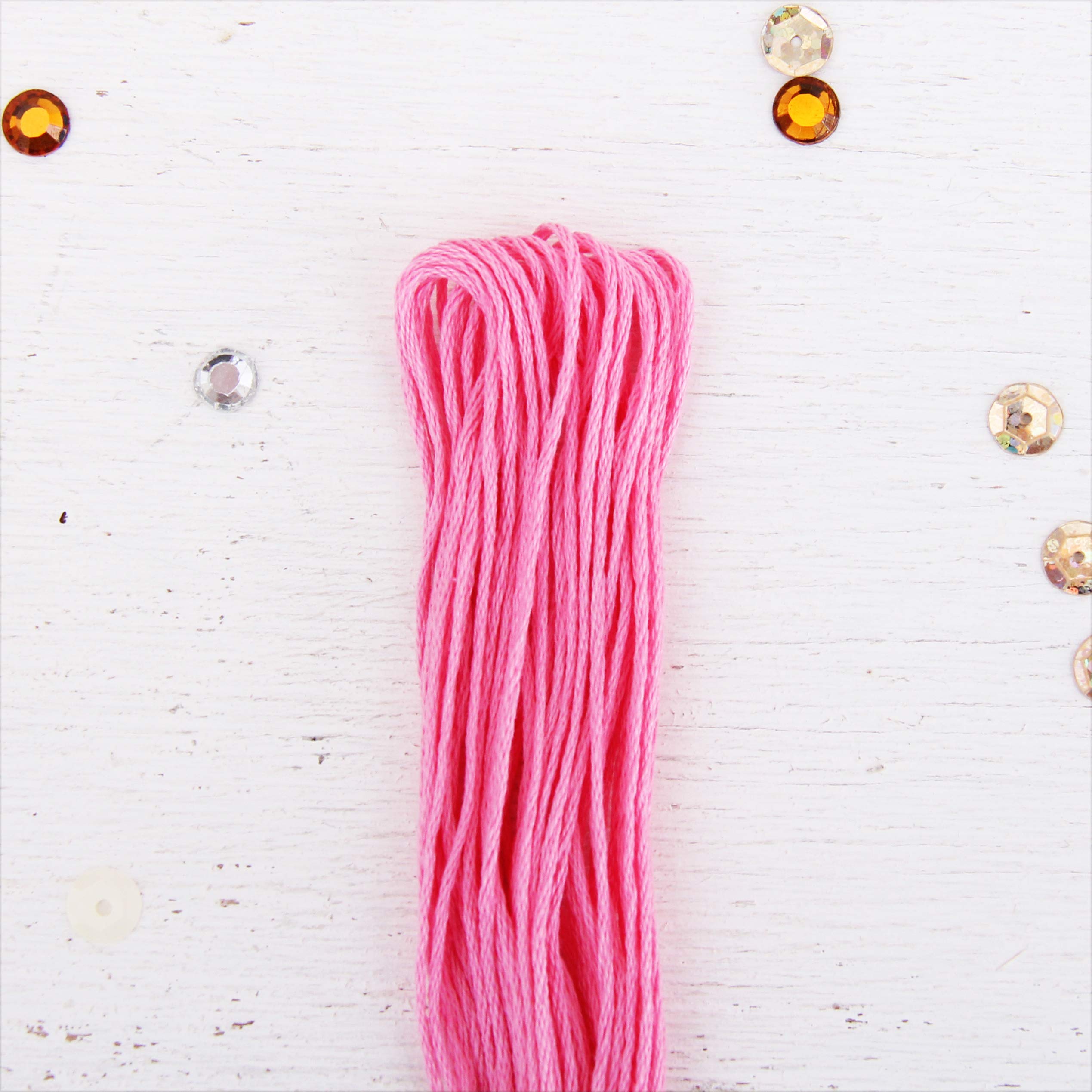 Threadart - 12 madejas de hilo de algodón egipcio de fibra larga para bordar, color rosa, 6 hebras divisibles de 8.75 yardas cada una para bordado a mano, pulseras de amistad, punto de cruz y