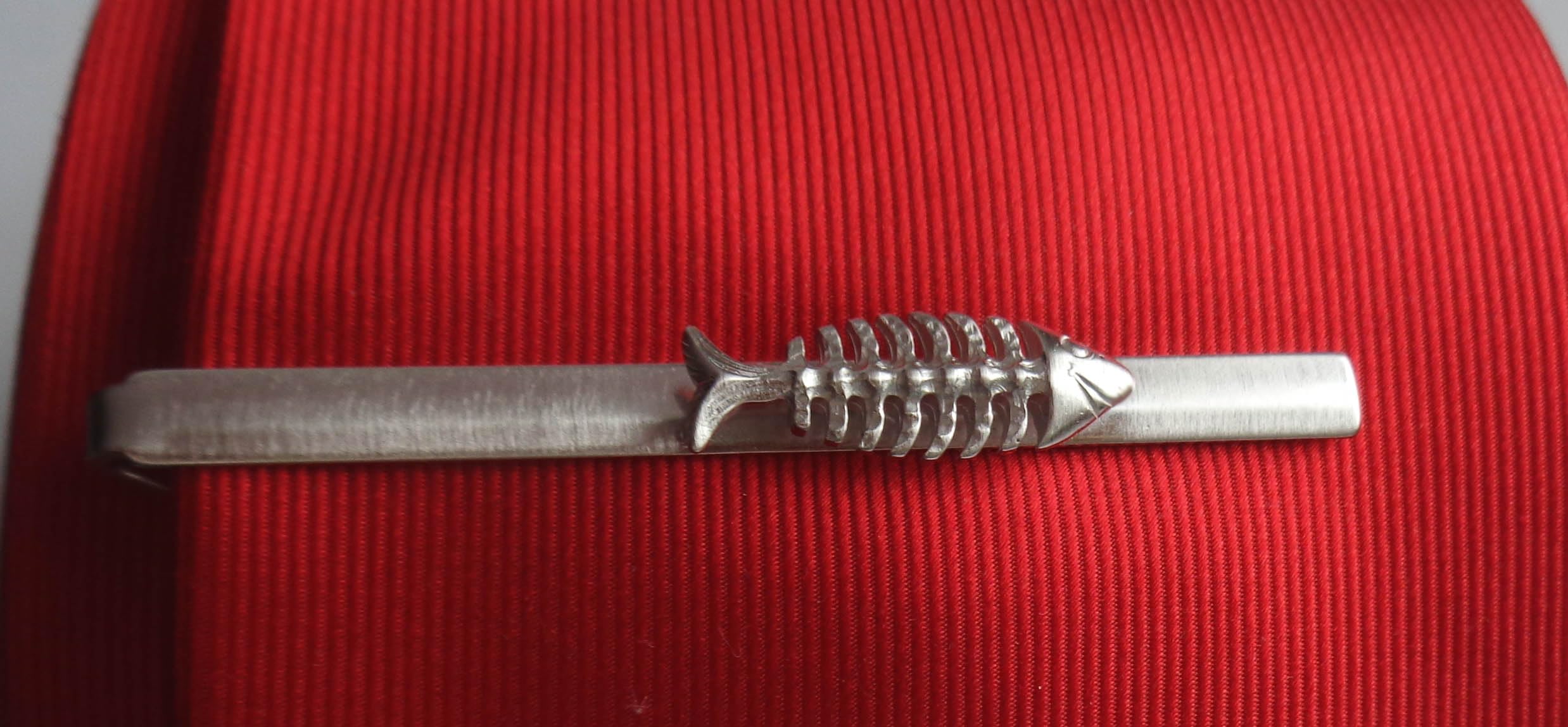 Fischgräte Krawattennadel silberfarben matt ca. 6,8 cm l. m.i. Germany + Geschenkbox
