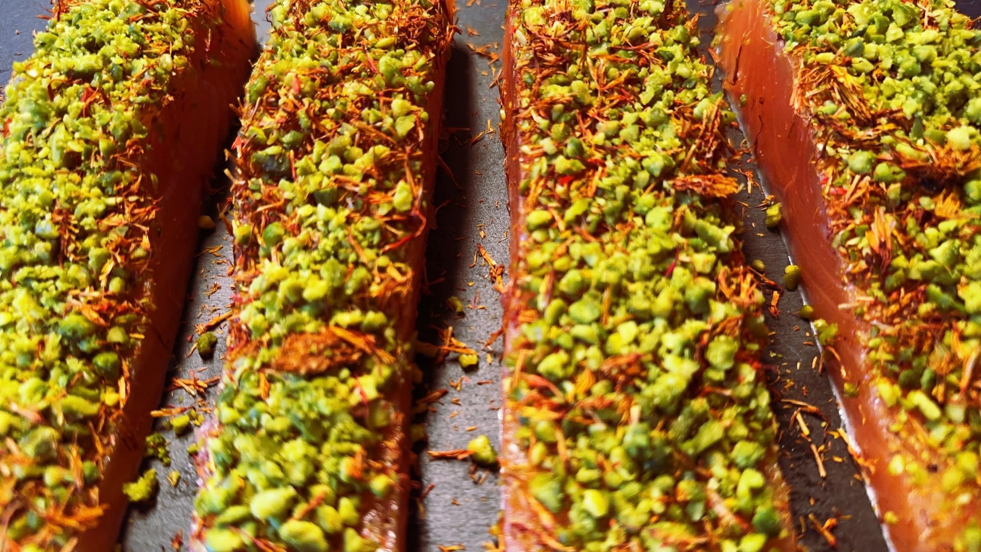 Dubai Graved Lachs mit Pistazien und Safranblüten