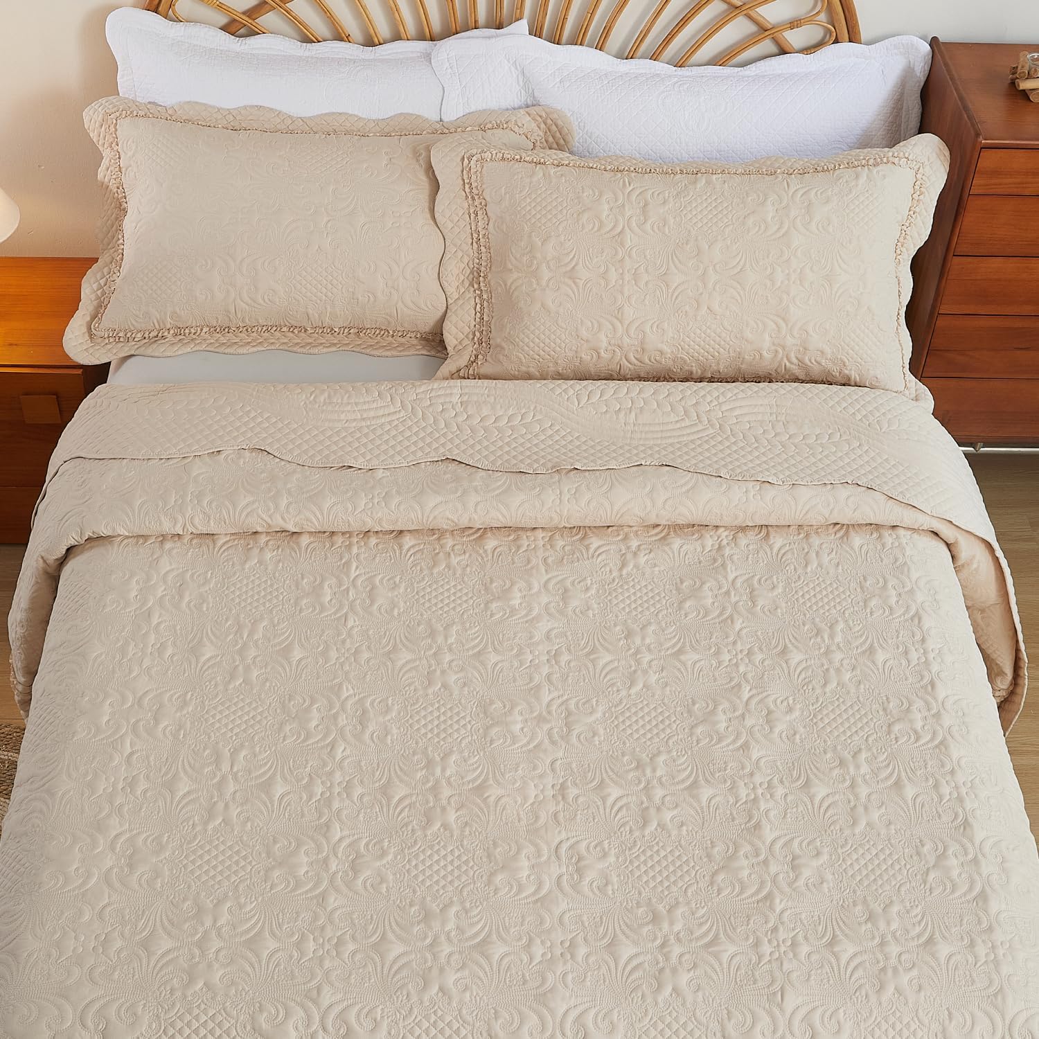 EVENHUG Oversized Quilts Set King Size 3 Piece Bedding Set Reversible Bedspread with 2 Pillow Shams Coverlet Lightweight Soft Bed Cover for All Season(120"X128",Beige)