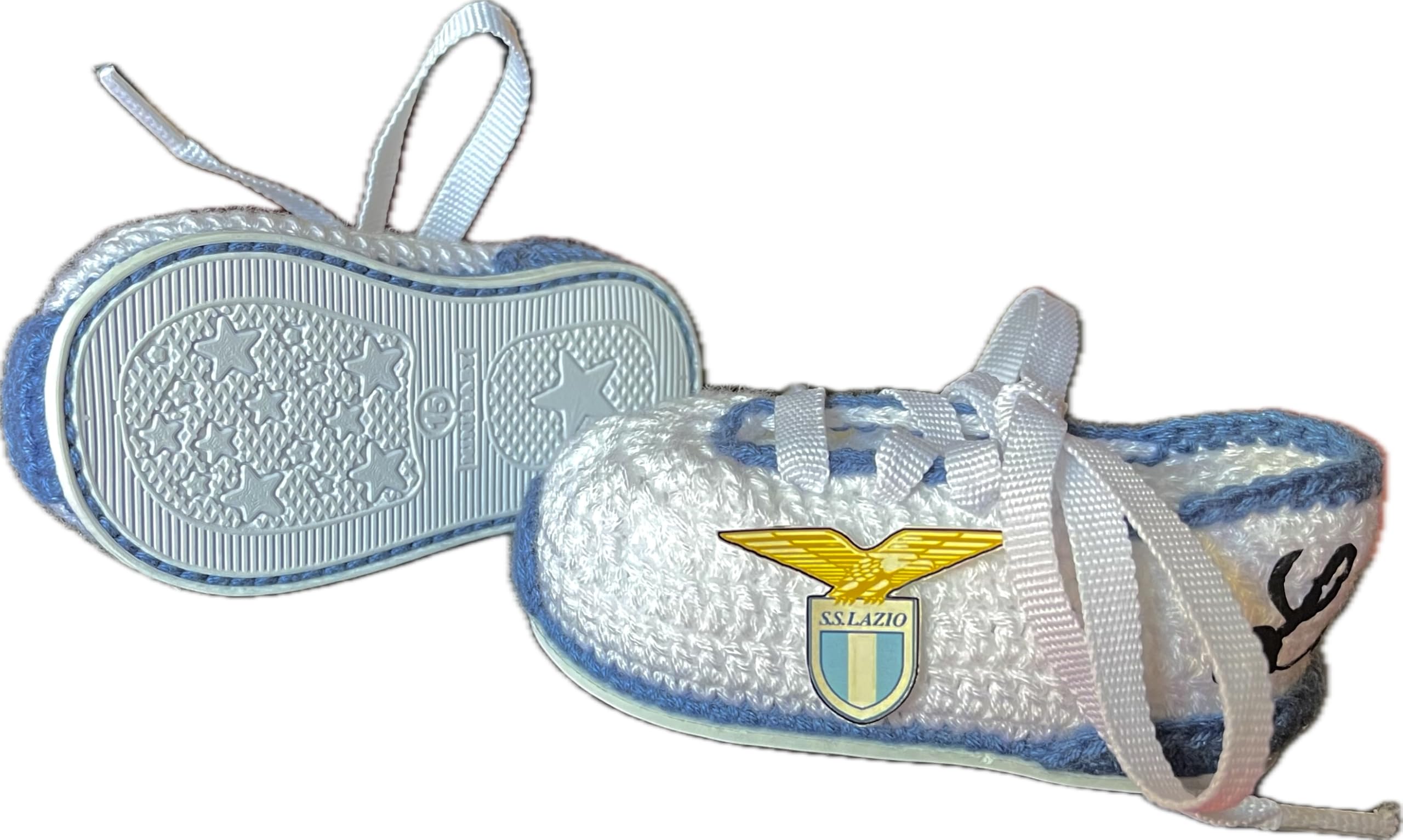 Scarpini da calcio del Lazio realizzati all'uncinetto per neonati. Personalizzato con lo stemma della tua squadra, disponibile nelle taglie da 0 a 12 mesi. Ti regaliamo il nome del bambino inciso