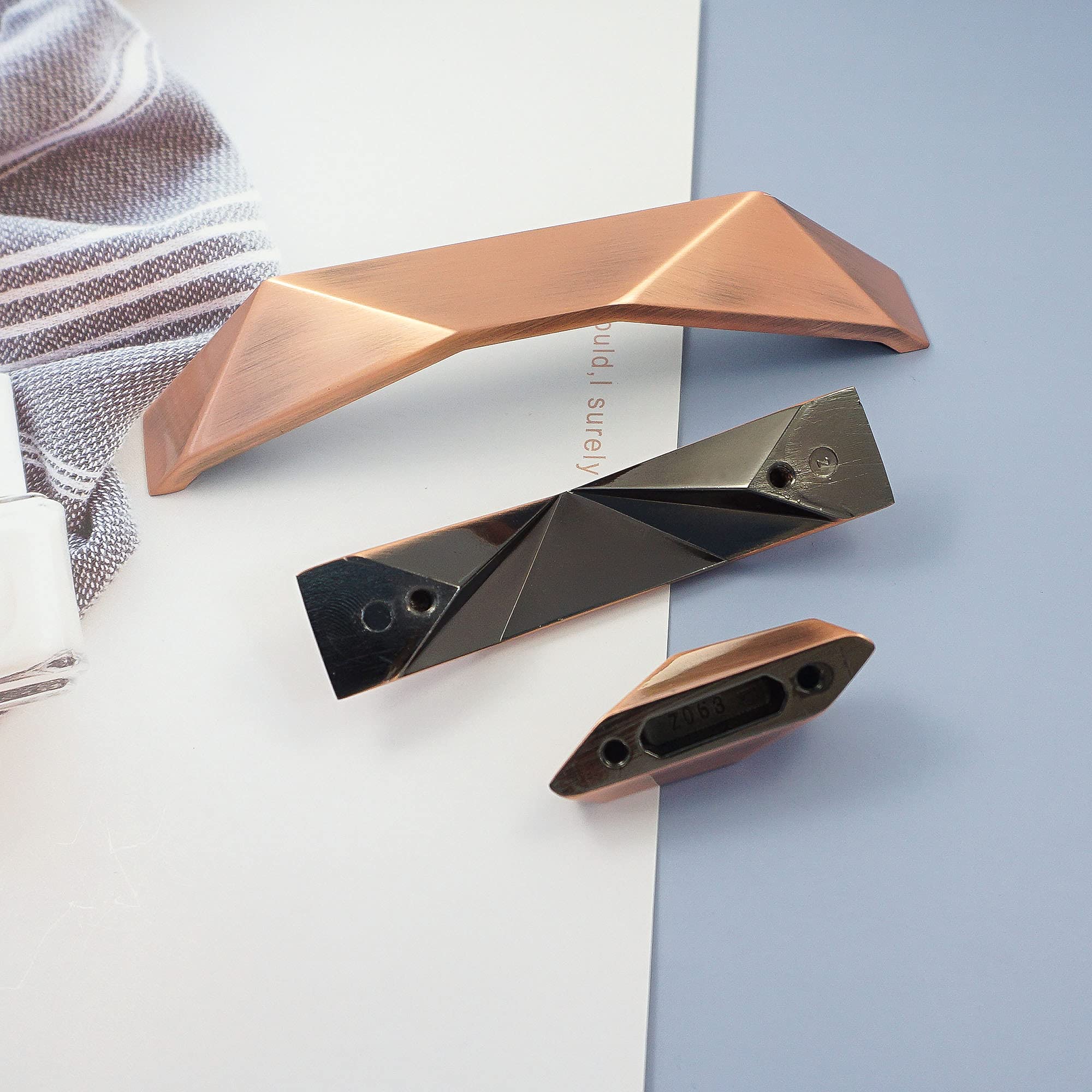 MFYS Antique Copper Cabinet Knob Pulls 4Pack 2-1/2" Unique Red Drawer Knob Pulls Cabinet Handles Cupboard Hardware 64mm (4, 2 1/2" Hole to Hole)