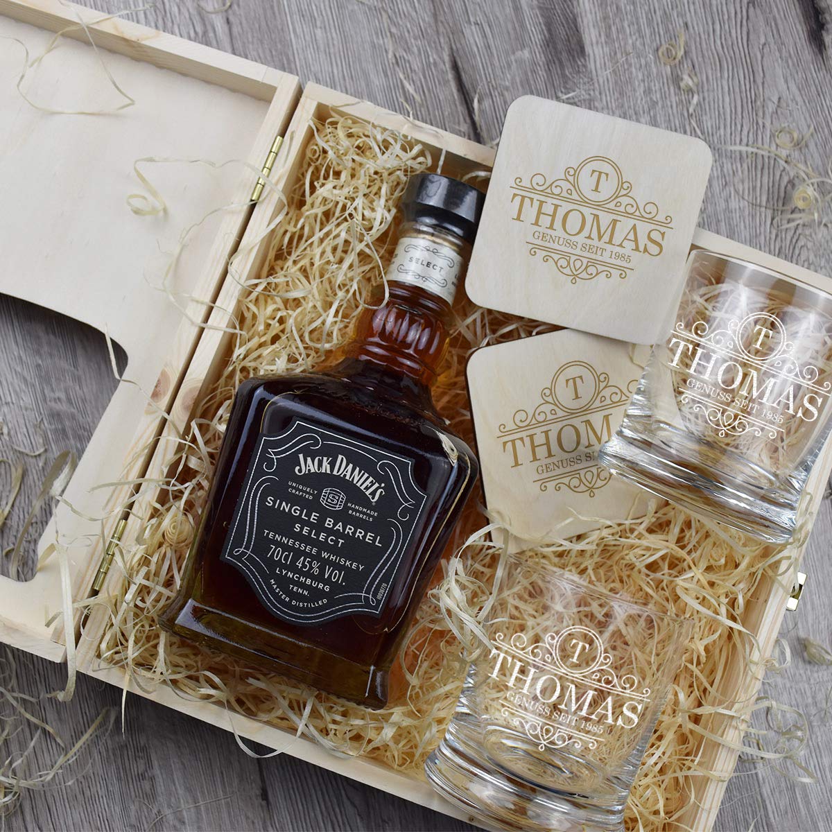 Holzkiste Personalisiert mit Gravur - mit Jack Daniel's Single Barrel Tennessee Whiskey - 6-TLG Whisky Geschenk-Set Motiv - Initial Ornament