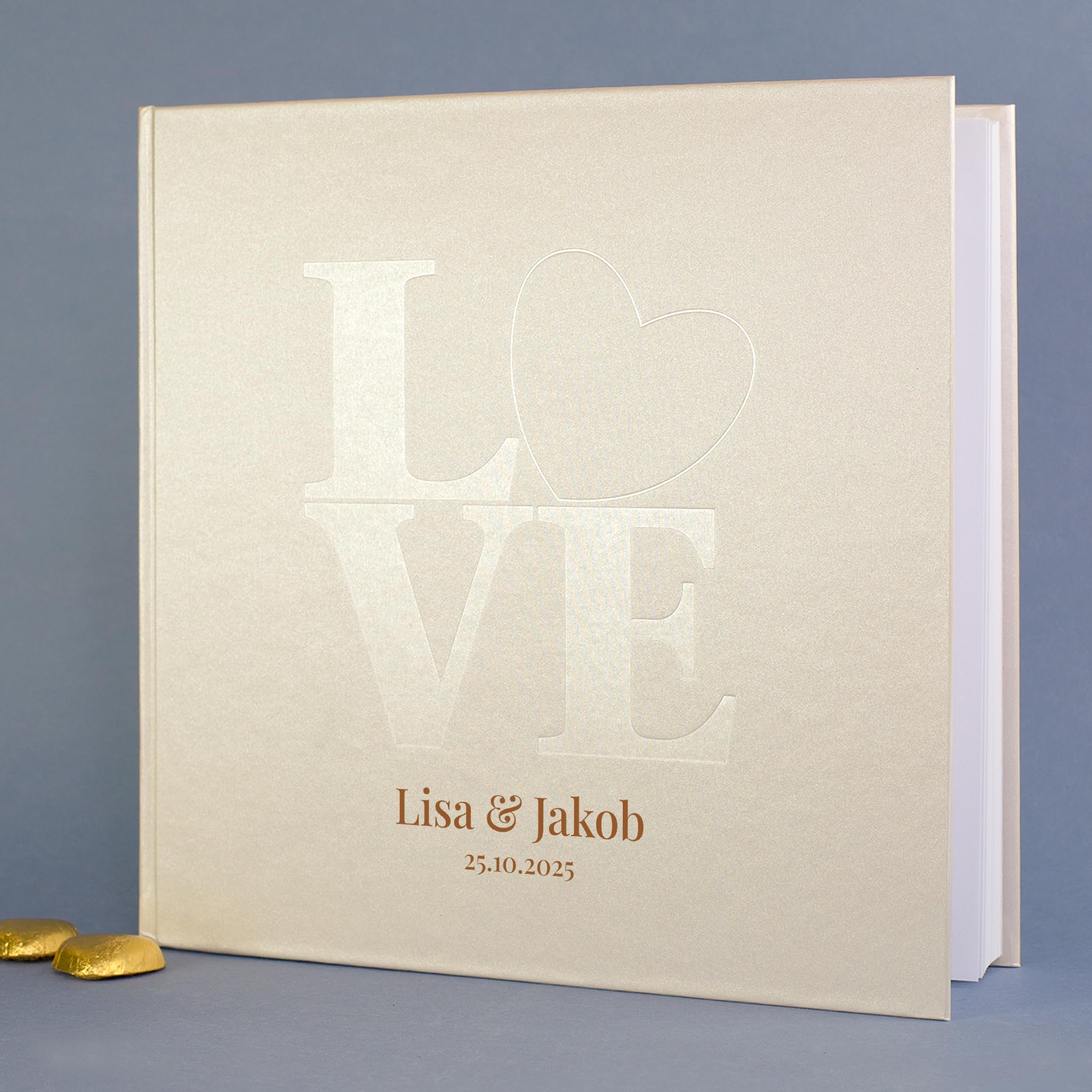 Herz & Heim® Personalisierbares Gästebuch zur Hochzeit – Edles Design mit LOVE-Prägung – Hochzeitsbuch für Erinnerungen – 176 Seiten – Hochzeitsalbum „Love“ mit Namen & Datum