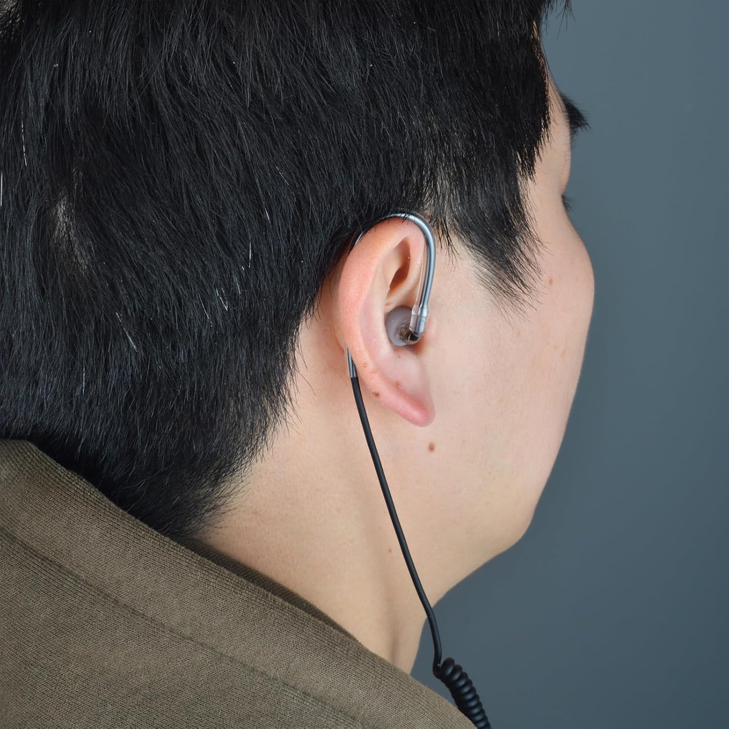 Person wearing the UAYESOK ET01 earpiece