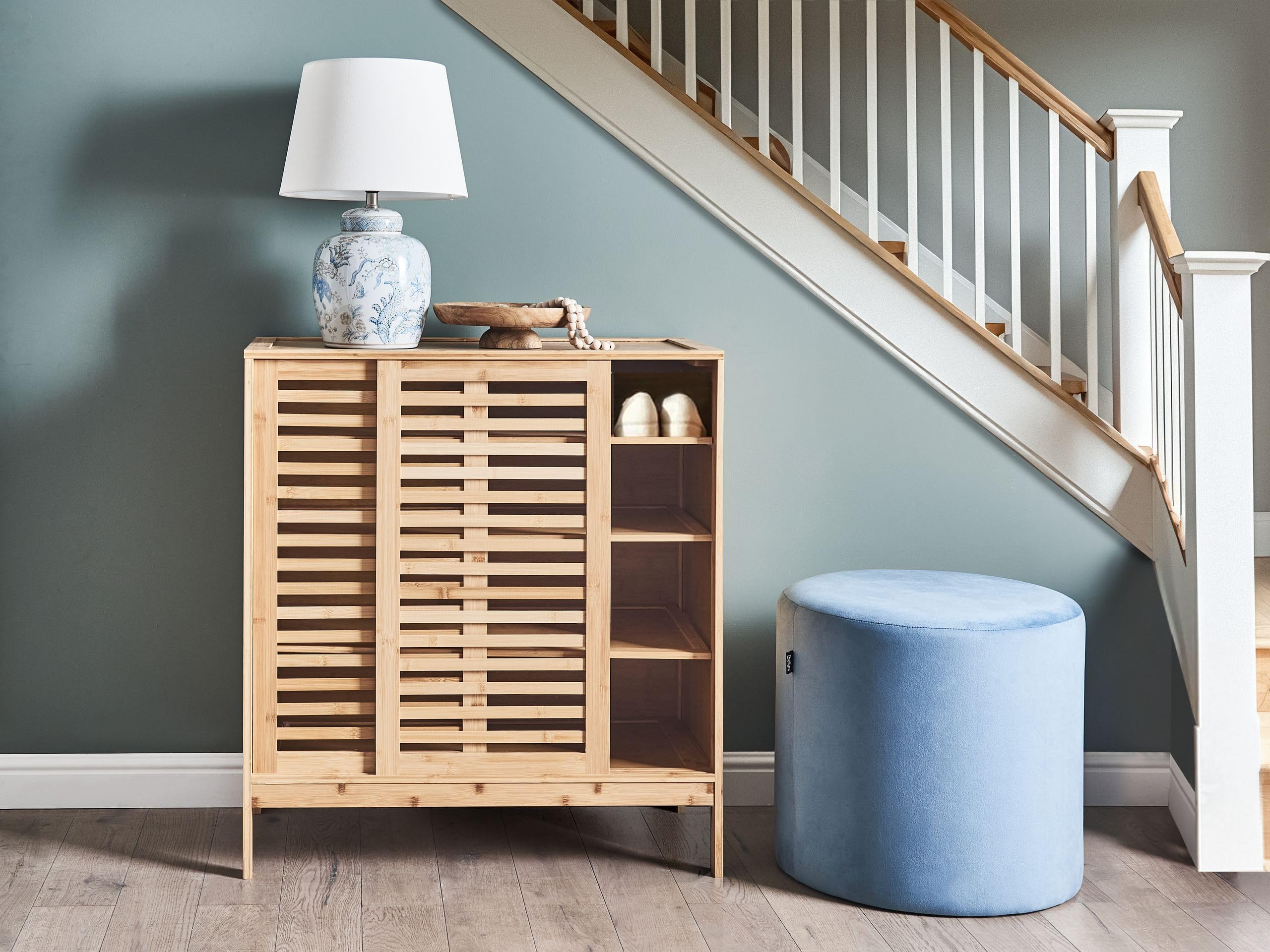 Beliani Mueble Zapatero aparador 2 Puertas de bambú Puertas correderas con baldas almacenaje Estilo Boho Madera marrón Claro Midwood