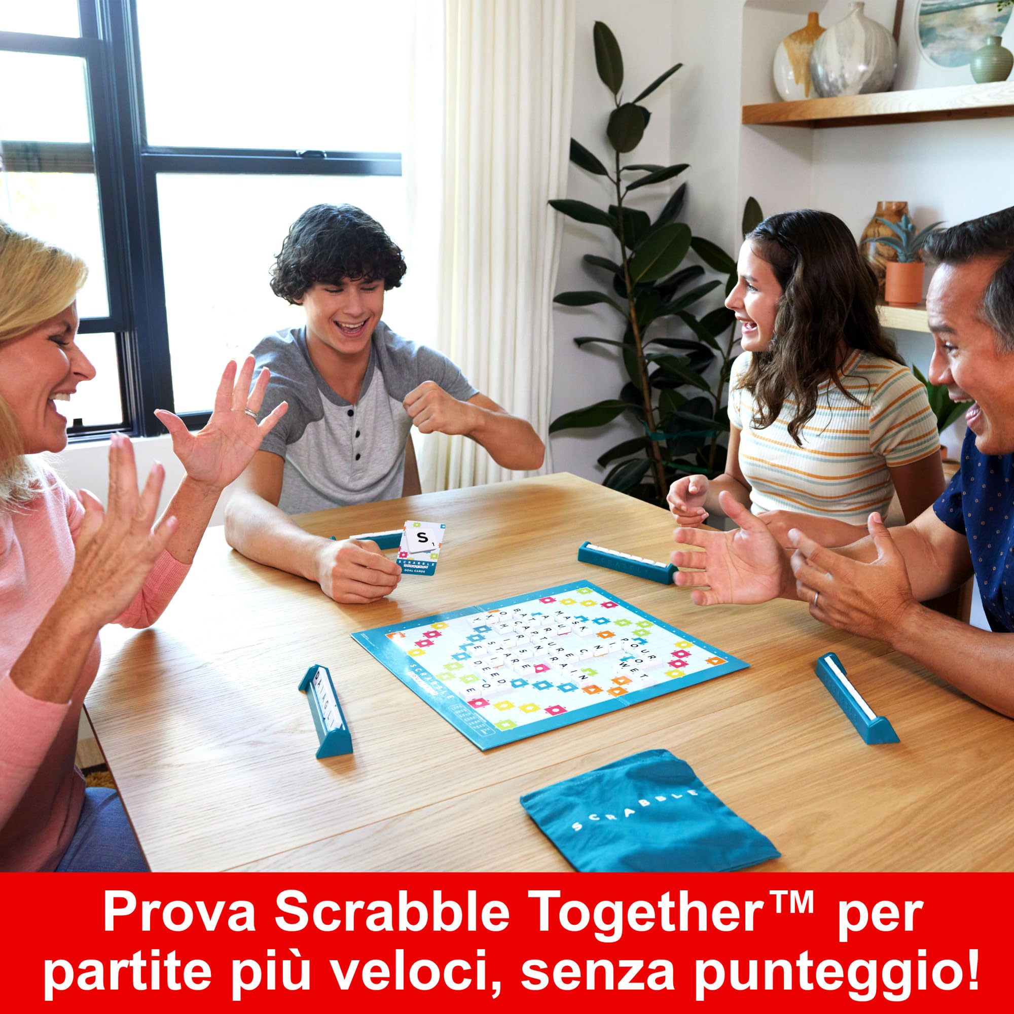 Dettaglio delle tessere in plastica leggera della nuova edizione di Scrabble Mattel Games.