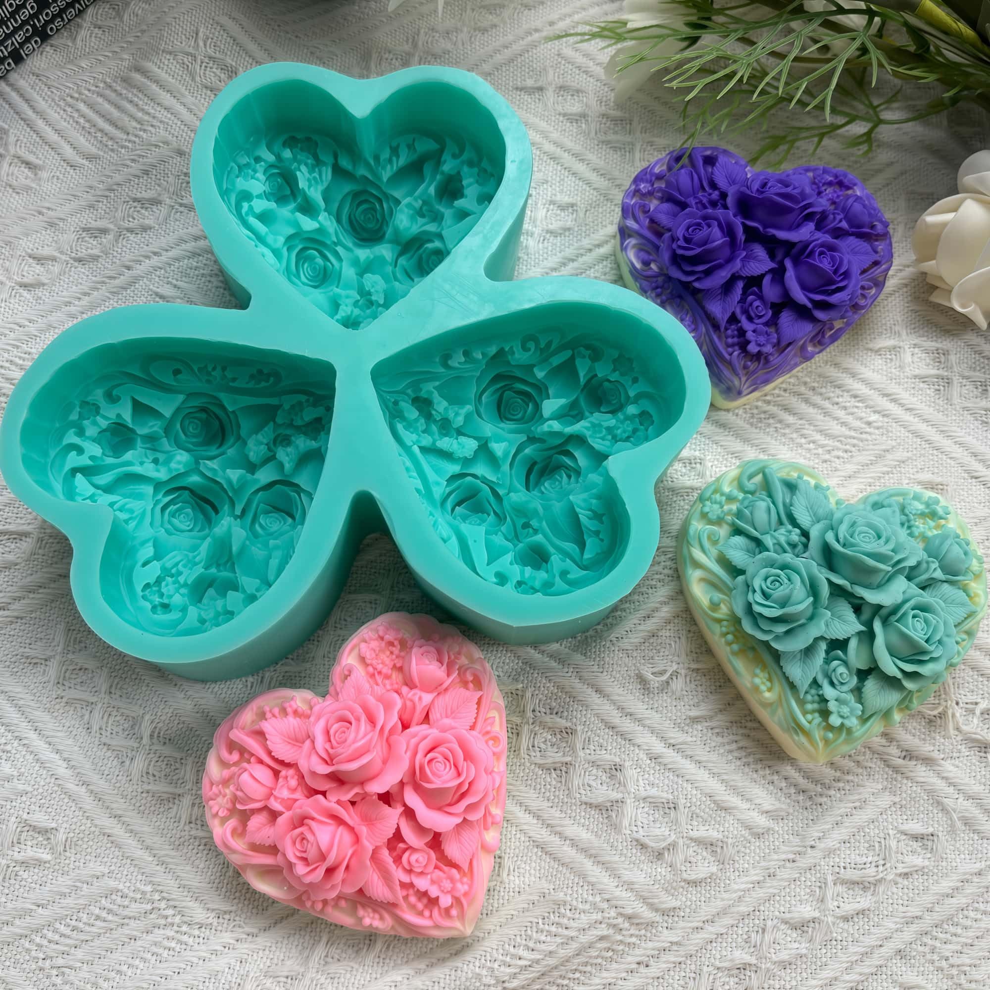 Molde de silicona de corazón de 3 cavidades con diseño de rosas en relieve, molde grande para jabón hecho a mano, fabricación de velas, arte de resina, chocolate, cera derretida, yeso aromático y