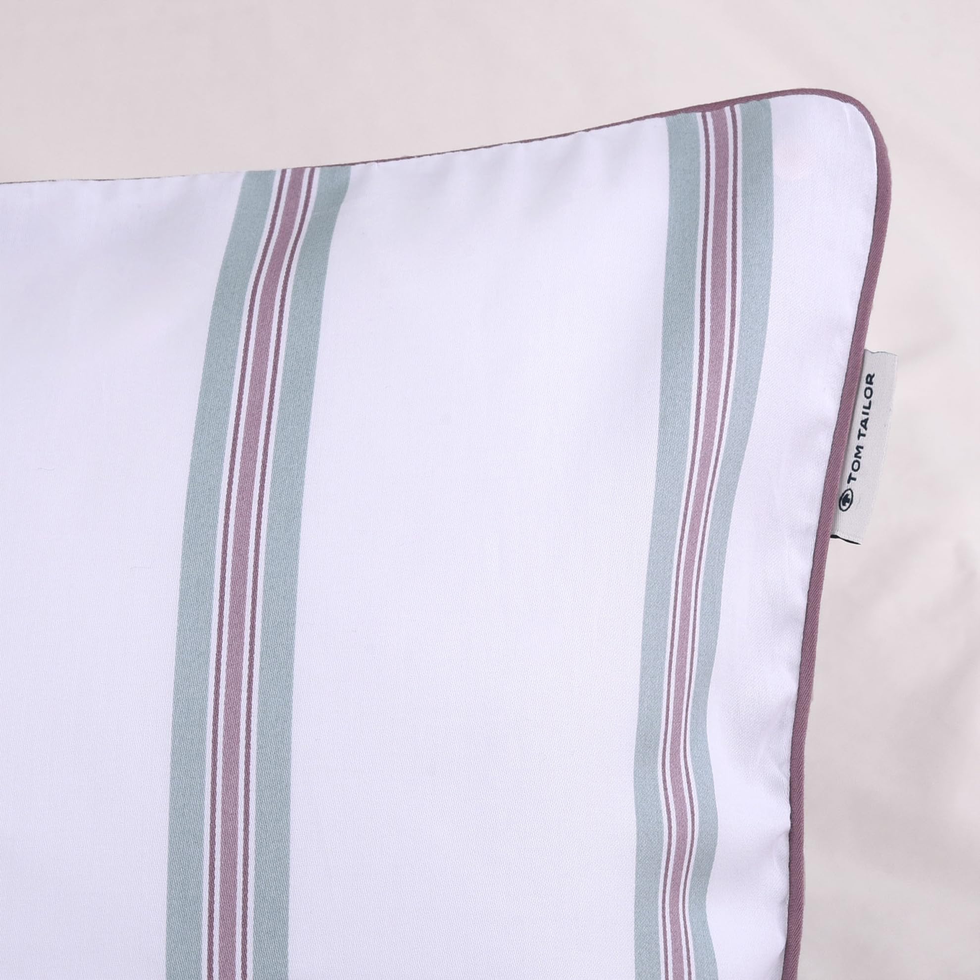 TOM TAILOR Satynowa bielizna, 60 x 80 cm + 140 x 200 cm, 100% bawełna, satyna, z farbiger Paspel am Kissen, Wendemotiv und Markenreißverschluss, CLASSIC SATIN Strings Weiß, Lila (Cozy Mauve, Fresh