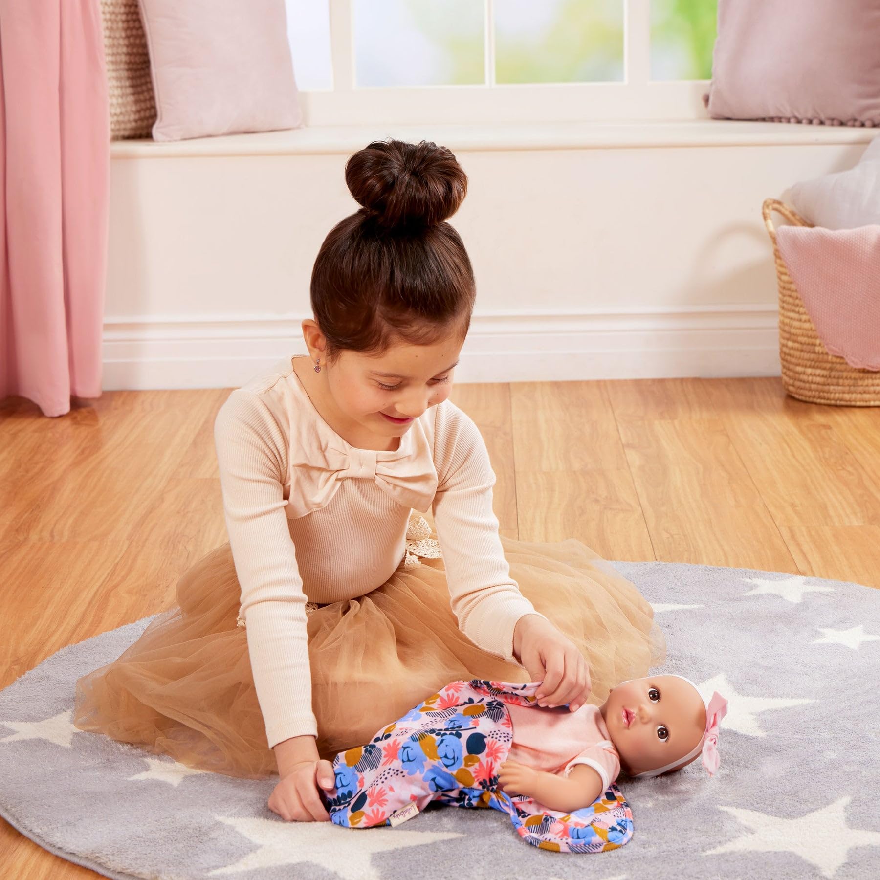 LullaBaby Realistyczna lalka niemowlęca 35 cm – kwiatowy przewijacz i różowa opaska na głowę z kokardą – Hazel Eyes & Fair Skintone – udawaj zabawę przez ponad 2 lata, laleczka niemowlęca i zawijane