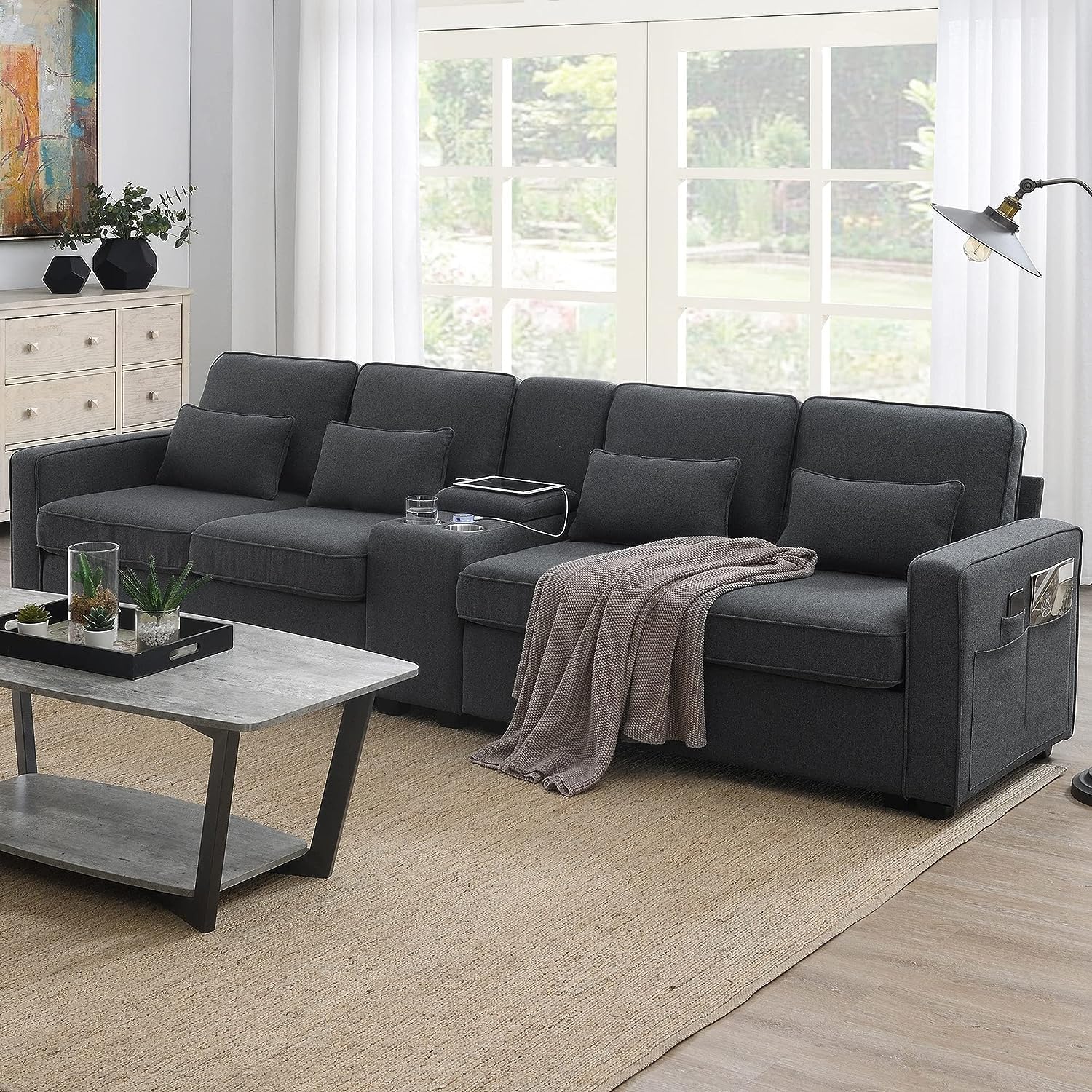 Yihomfy Canapé 4 Places avec Console, 2 Porte-gobelets et 2 Ports de Charge USB, Moderne Lin Canapé Rembourré avec Poches d'accoudoir et 4 Coussins, Canapé pour Salon, Appartement, Bureau,Gris foncé