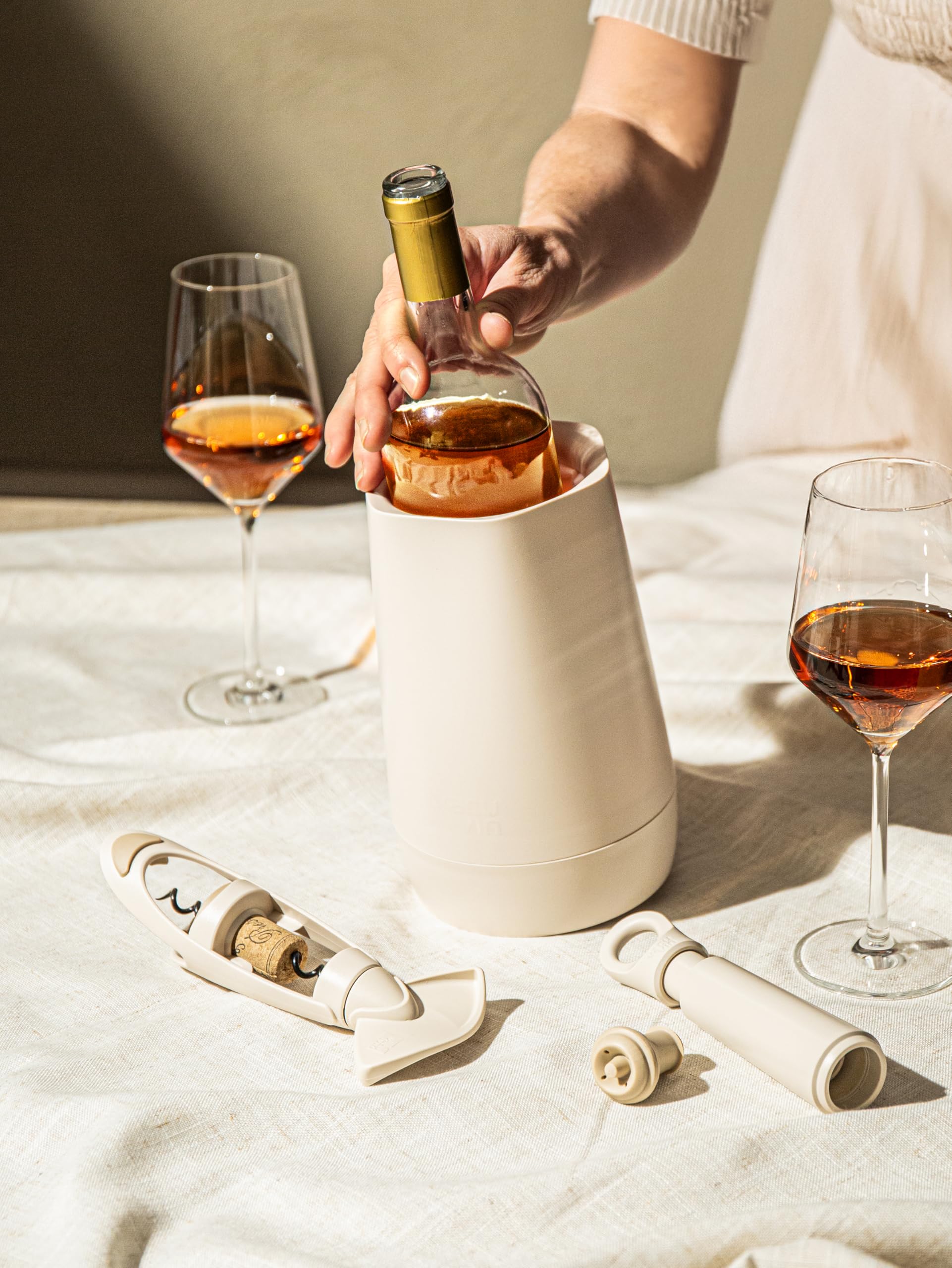 Vacu Vin Host Weinset - Sand (4-teilig) - Geschenkwürdiges Weinzubehör-Set mit Kühler, Vakuumschoner, Twister-Korkenzieher & tropffreiem Servierteller - aus recyceltem Material