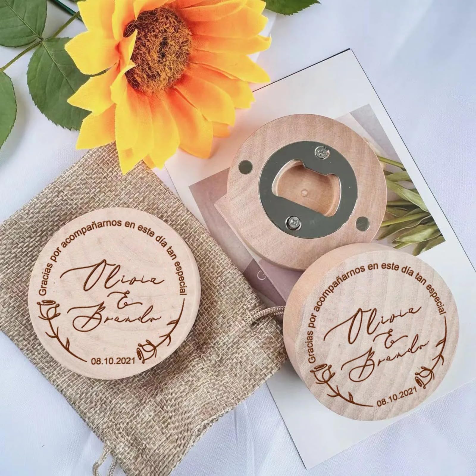 Recuerdos de boda personalizados de madera para nevera, imán para abrebotellas de cerveza, regalo de recuerdo de invitados de boda con bolsa de arpillera (40 unidades)