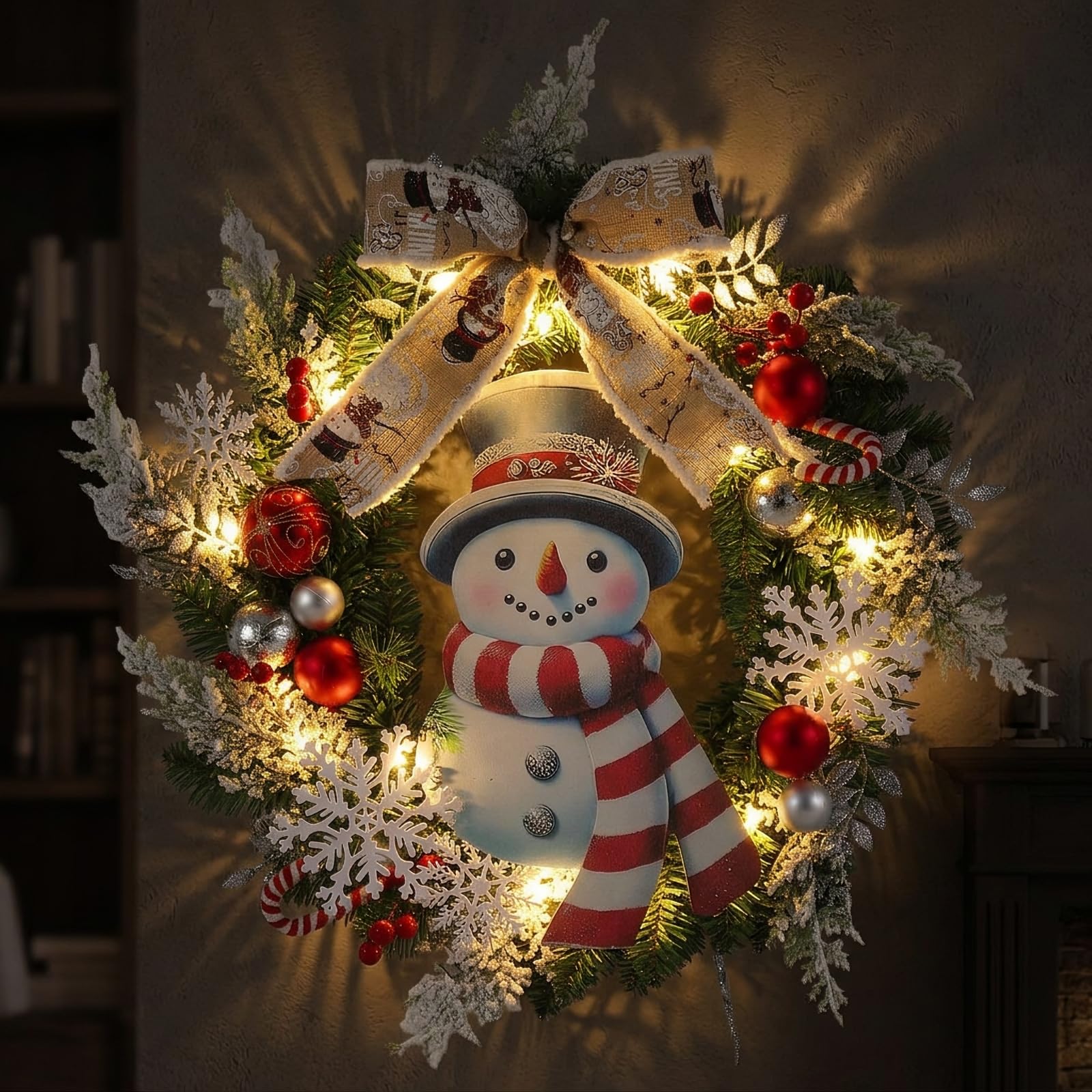 MERIGLARE Couronne de Noël Couronne Décorative Guirlande Ornement Foyer avec Flocons Baies et Boules sur Base de Sapin en Plastique avec Nœud Jute Convient à Porte d'Entrée Cheminée Salon50cm