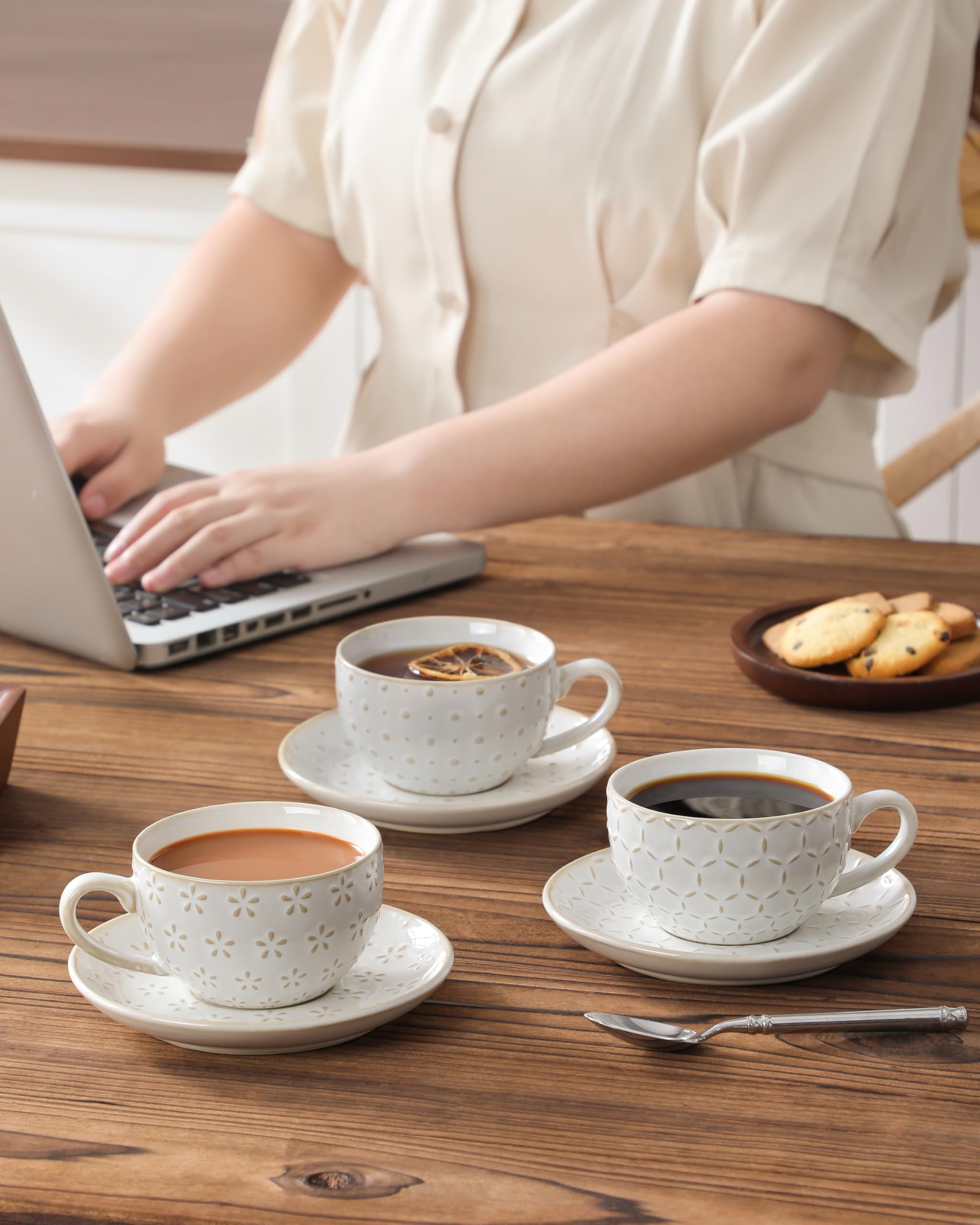 MALACASA Serie LYDIA, Set di 4 Tazze da Caffe per 4 Persone, 180 ml Set Tazzine Caffè Impilabile con Piattino, Ideale per Espresso, Cappuccino, Latte, Moka e Tè, Disegno in Rilievo