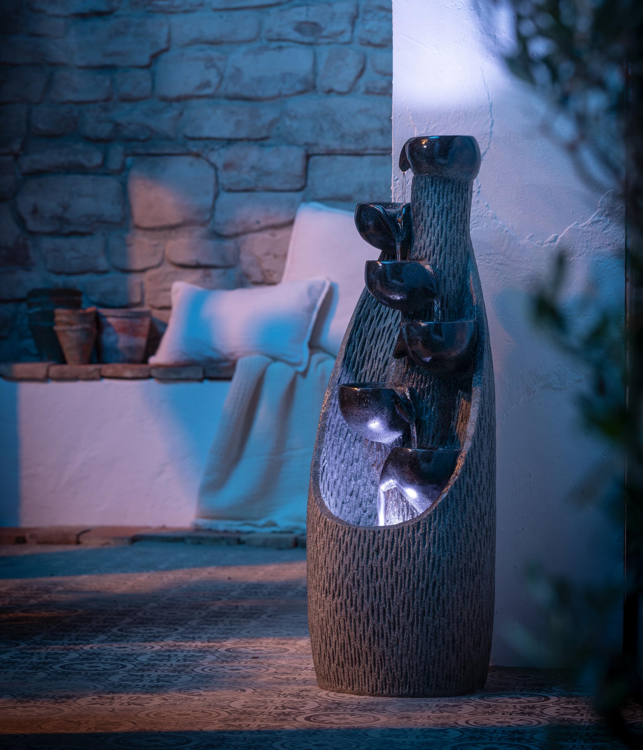 Dehner Gartenbrunnen Scale, Terassenbrunnen frostbeständig, Brunnen für Außen, mit LED Beleuchtung, ca. 91 x 33 x 29.5 cm, Polyresin, grau