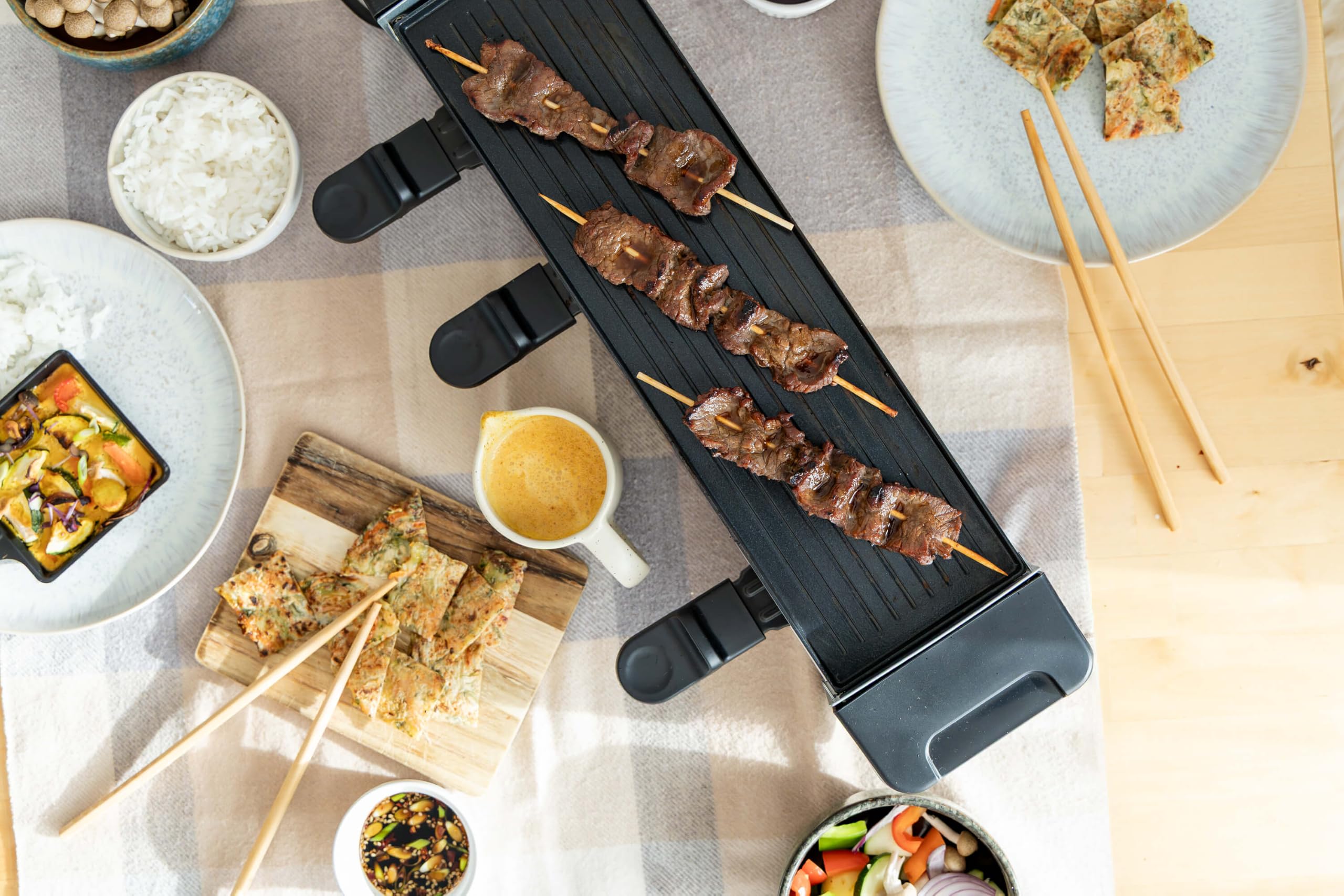 Steba RC 140 Guss-Raclette mit 4 Antihaft Pfännchen | PFAS-freie Keramikbeschichtung, Wendbare Grillplatte, Stufenloser Regler, 38,5 x 11 cm Grillfläche