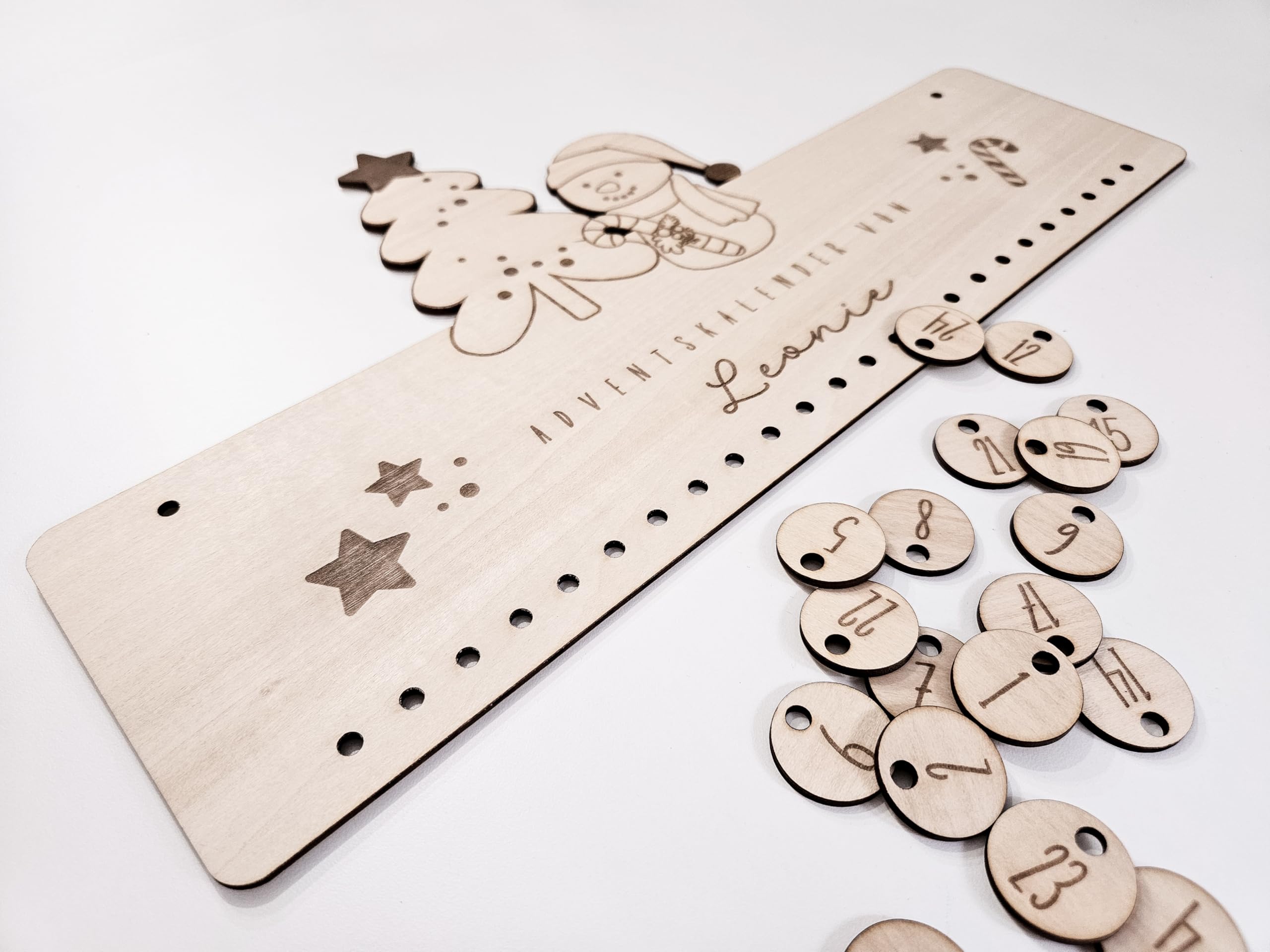 Personalisierter Adventskalender aus Holz zum Befüllen – Nachhaltige Weihnachtsdeko im skandinavischen Stil – Wiederverwendbarer Adventskalender mit Gravur - Set mit Jutesäckchen und Lederbändern