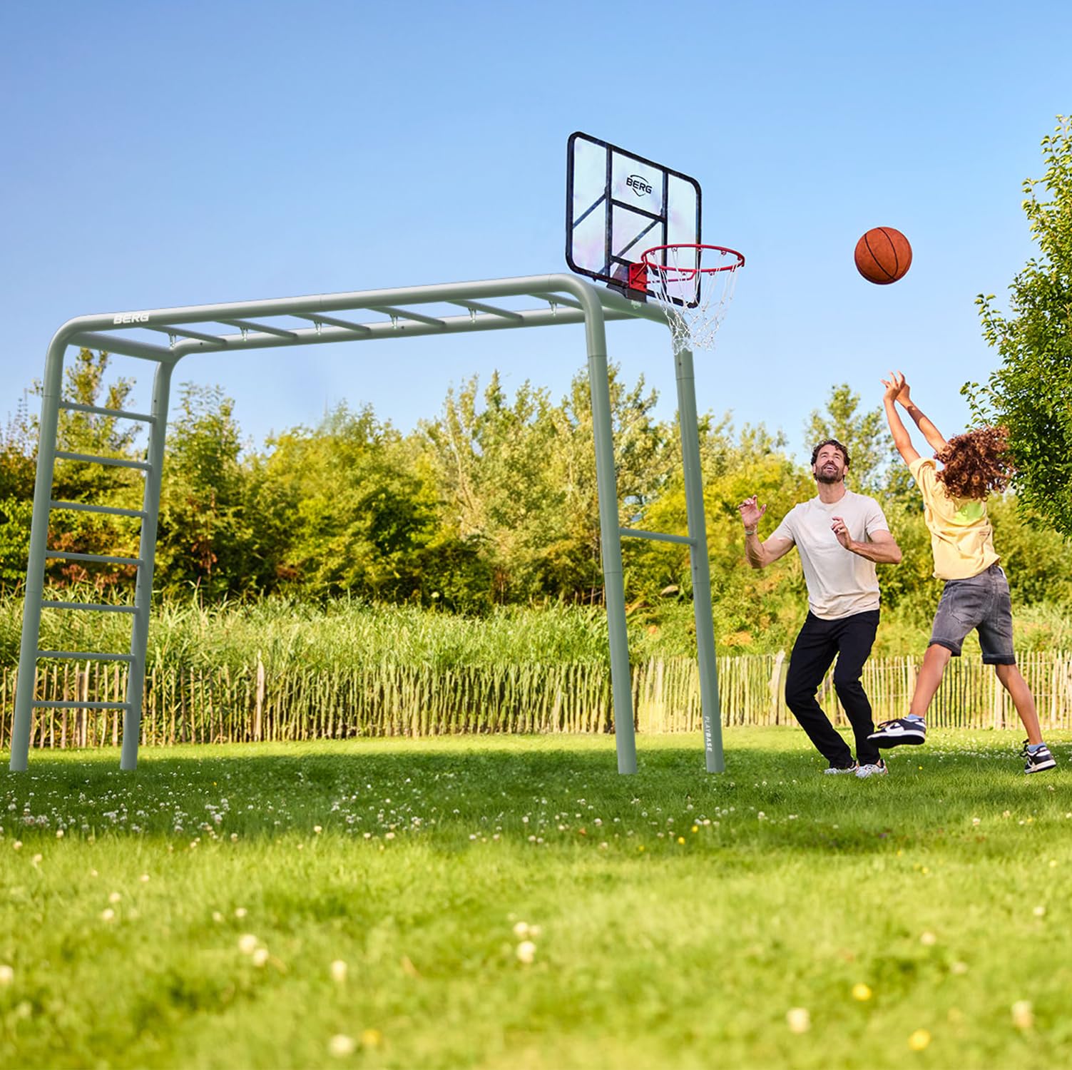 BERG PlayBase Large Spielplatz für Garten, Für die ganzen Familie, Klettergerüst für Garten, Fußballtor, Basketballtor, Klettergerüst, Fitness, Kletterwand, Alles in einem, Metall, Grün