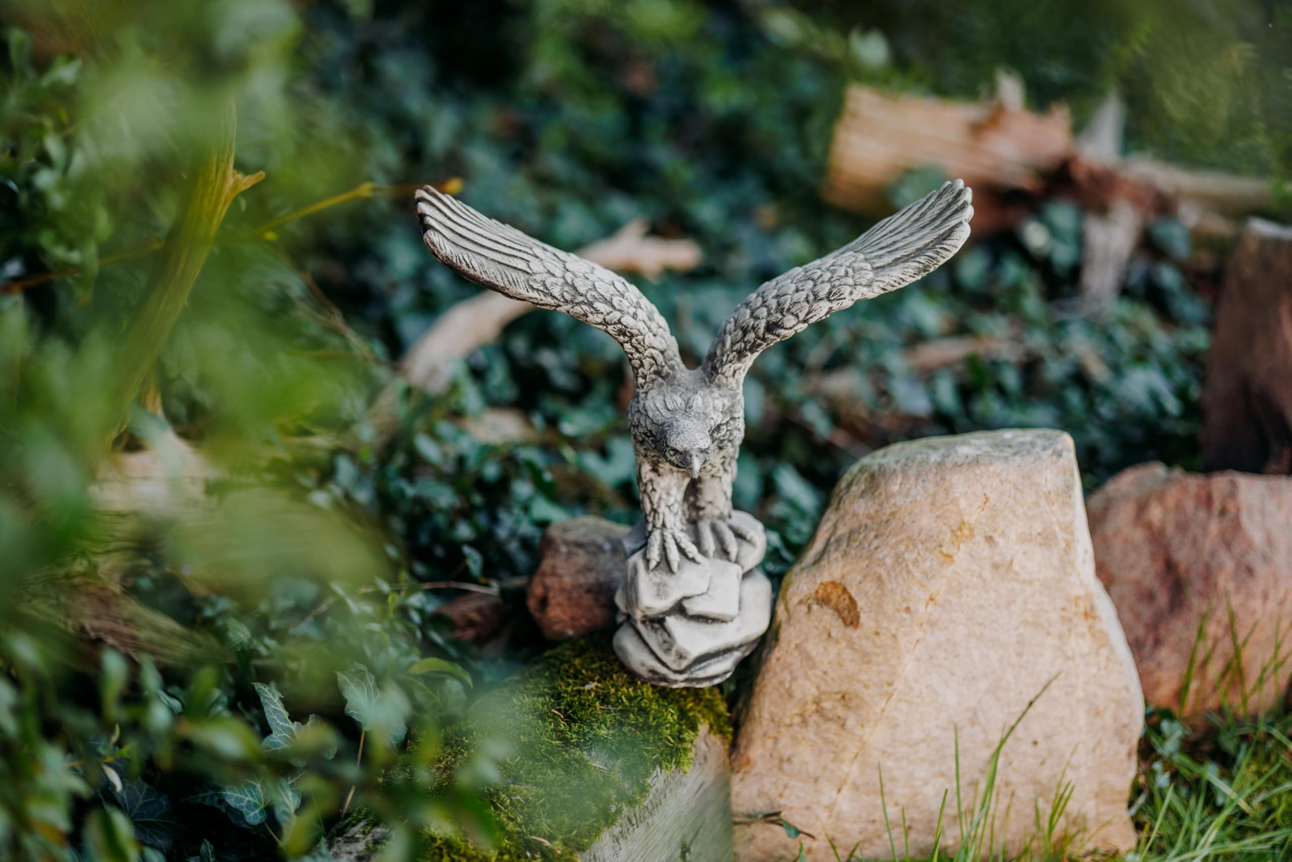 gartendekoparadies.de Figurka orła z odlewu kamiennego, wysokość 32 cm, rozpiętość 35 cm, 4 kg, czarna patynowana, odporna na mróz