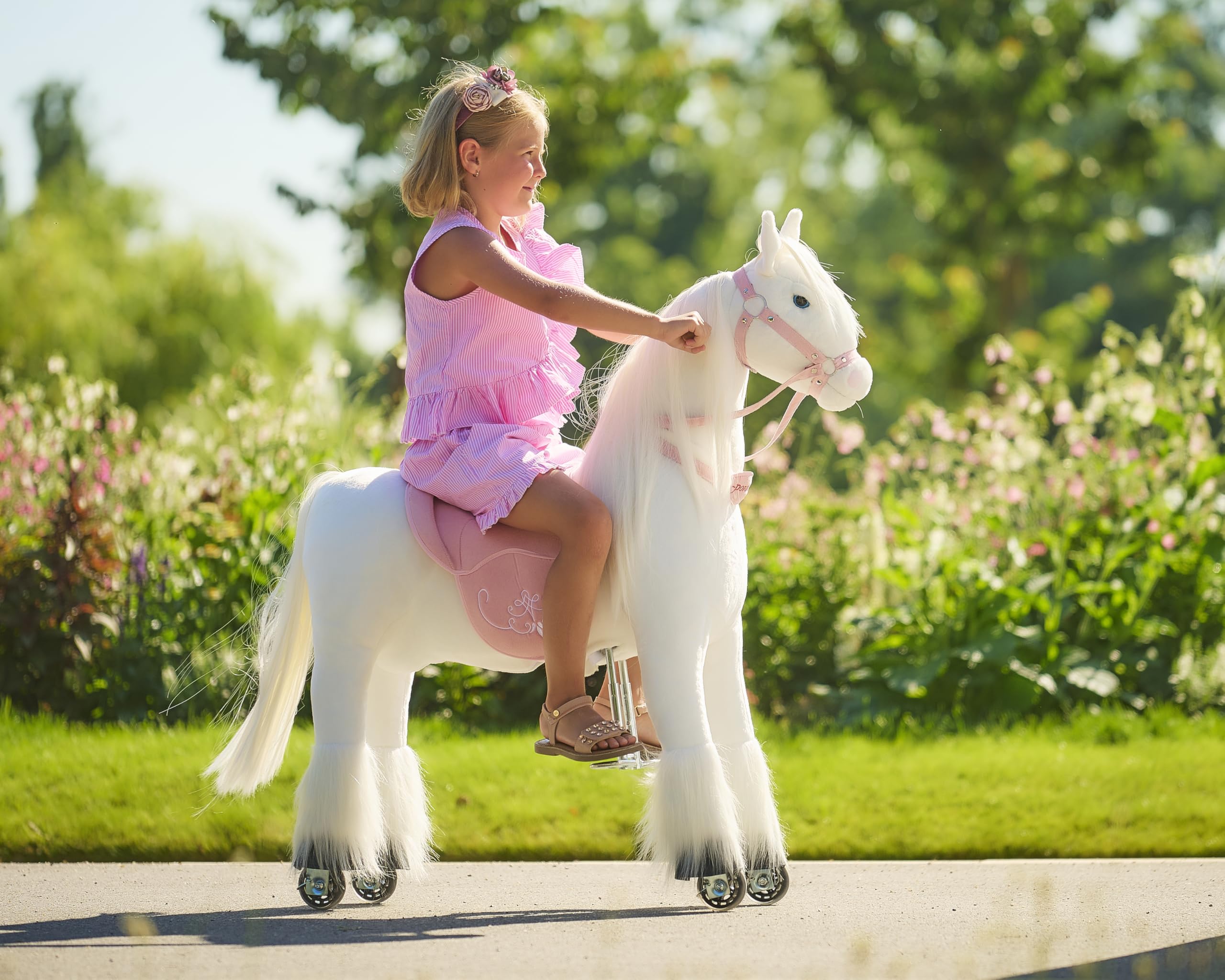 PONNIE Reitpferd mit Rollen Tiara M für Kinder 5-12 Jahre (50 kg) – Ohne Batterie – Mitwachsend Dank höhenverstellbarer Steigbügel – Kämmbar mit abnehmbarem rosa Sattel – Für drinnen&draußen – 107 cm
