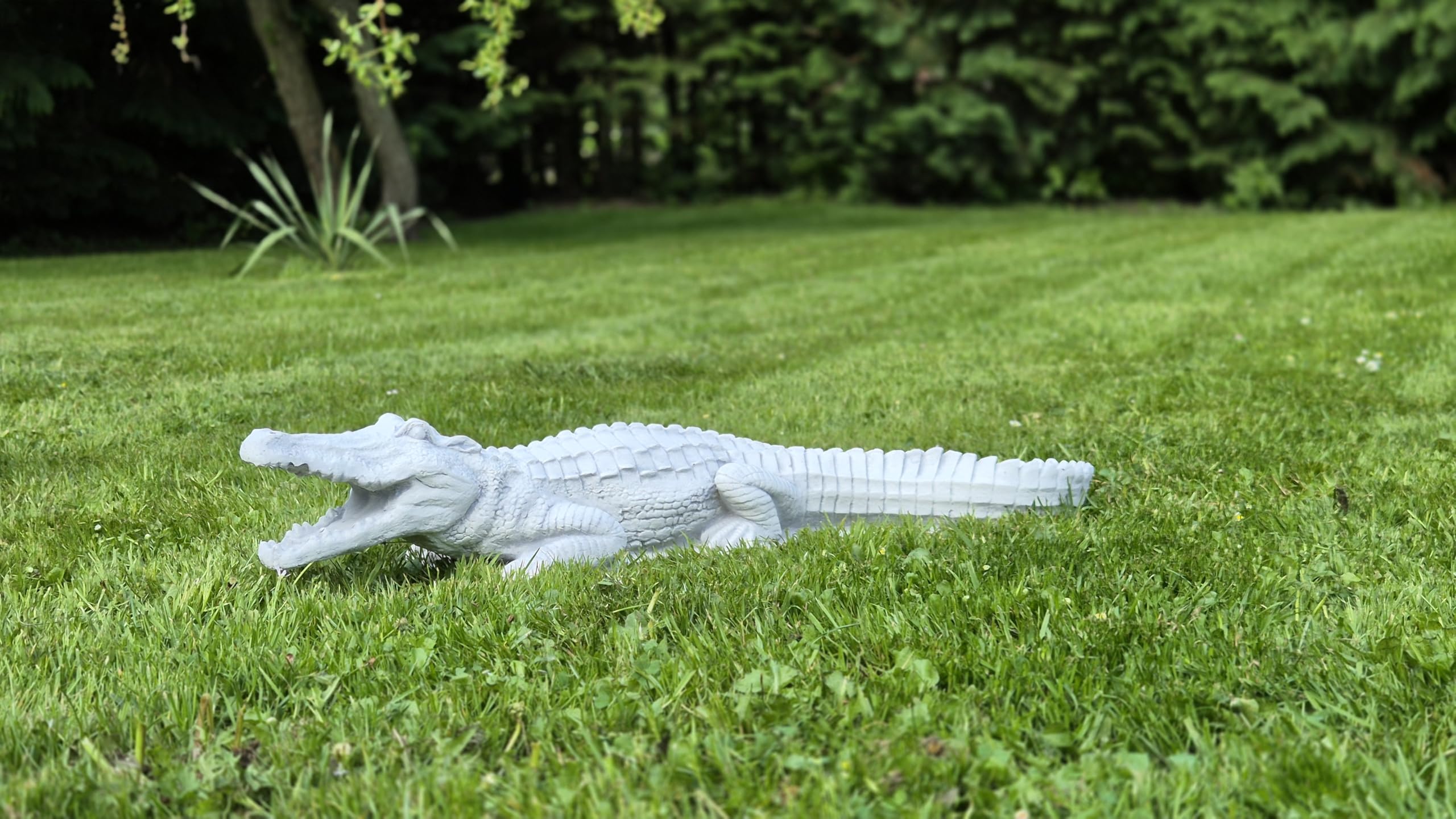 FABRIQ Crocodile 68 cm – 10 kg – Statue en pierre artificielle grise – Décoration de jardin résistante au gel – Statue animalière massive