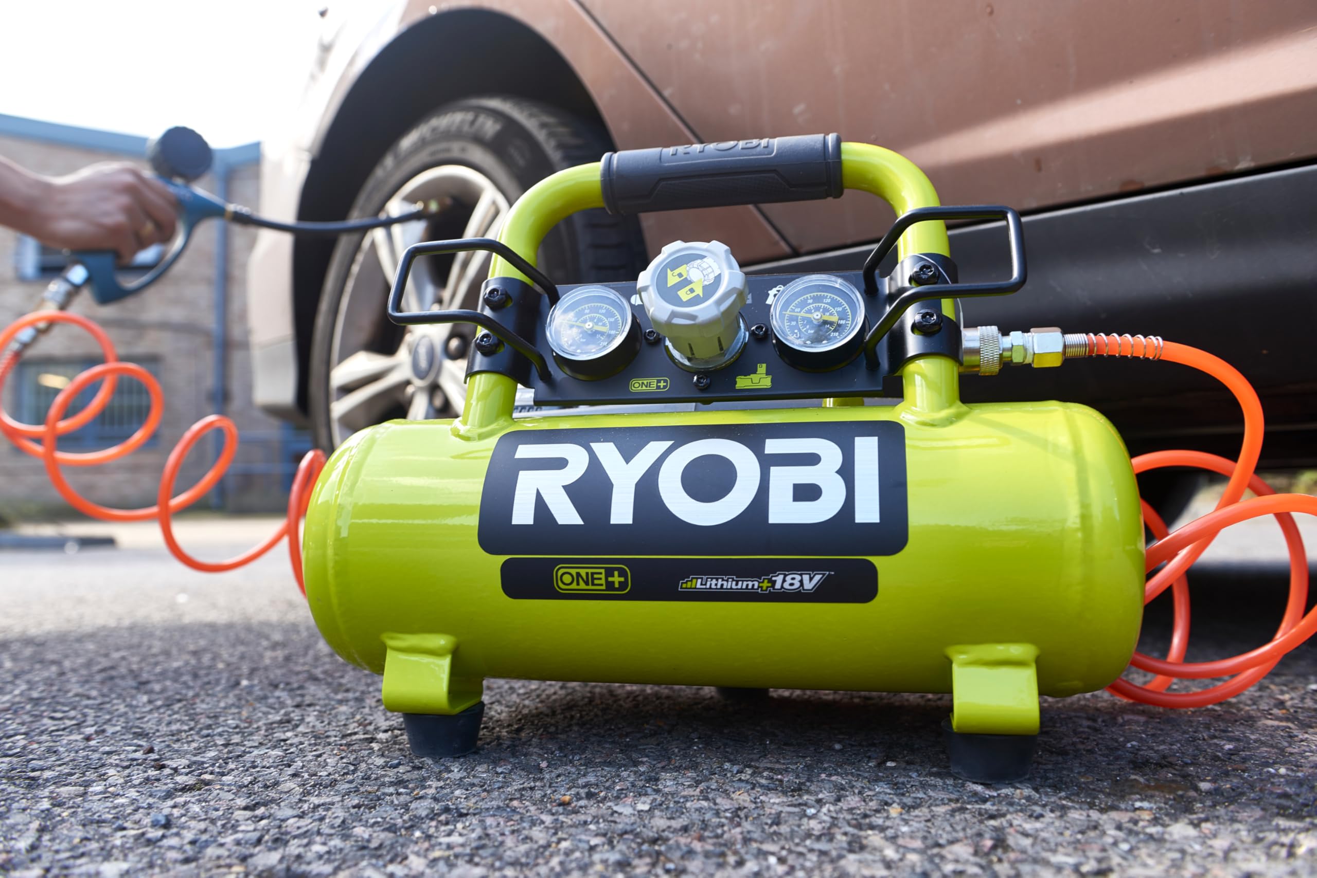 RYOBI - Compresseur d’Air Sans Fil 18V ONE+ R18AC-0 – Pression Max 8,3 Bars, Compact, Léger et Puissant, Idéal Gonflage Pneus, Outils Pneumatiques et Travaux de Bricolage – Batterie Non Incluse