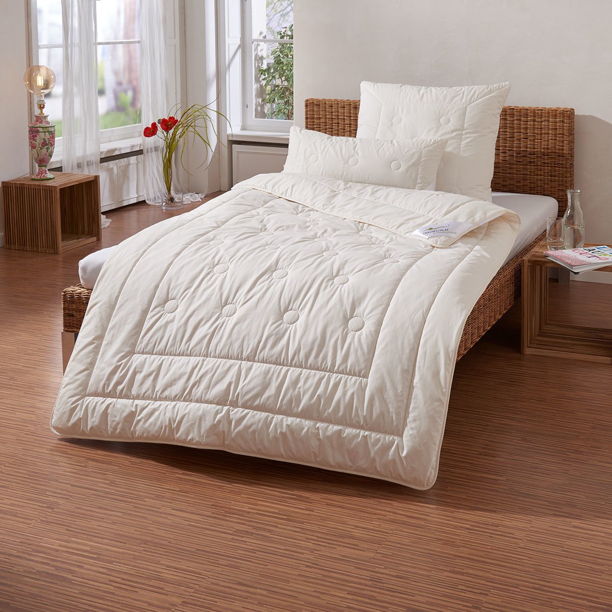 Traumschlaf Merino Zirbendecke Leicht – Sommerbettdecke mit Schurwolle & Zirbenholzspänen – Naturdecke aus KBT Wolle, Baumwollbezug – Made in Germany – 135x200 cm