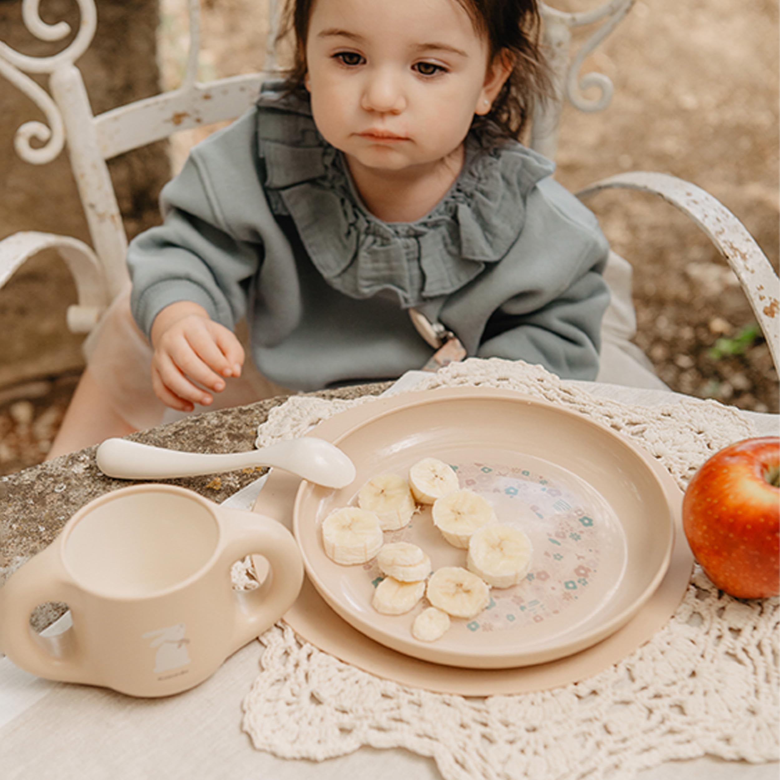Suavinex, Set Vaisselle Bébé. Coffret Repas Enfant, 5 pièces. Comprend : Assiette + Bol + Tasse + Cuillère + Nappe Antidérapante. 6+ Mois. Durable, Apte pour le lave-vaisselle, Micro-onde. Rose