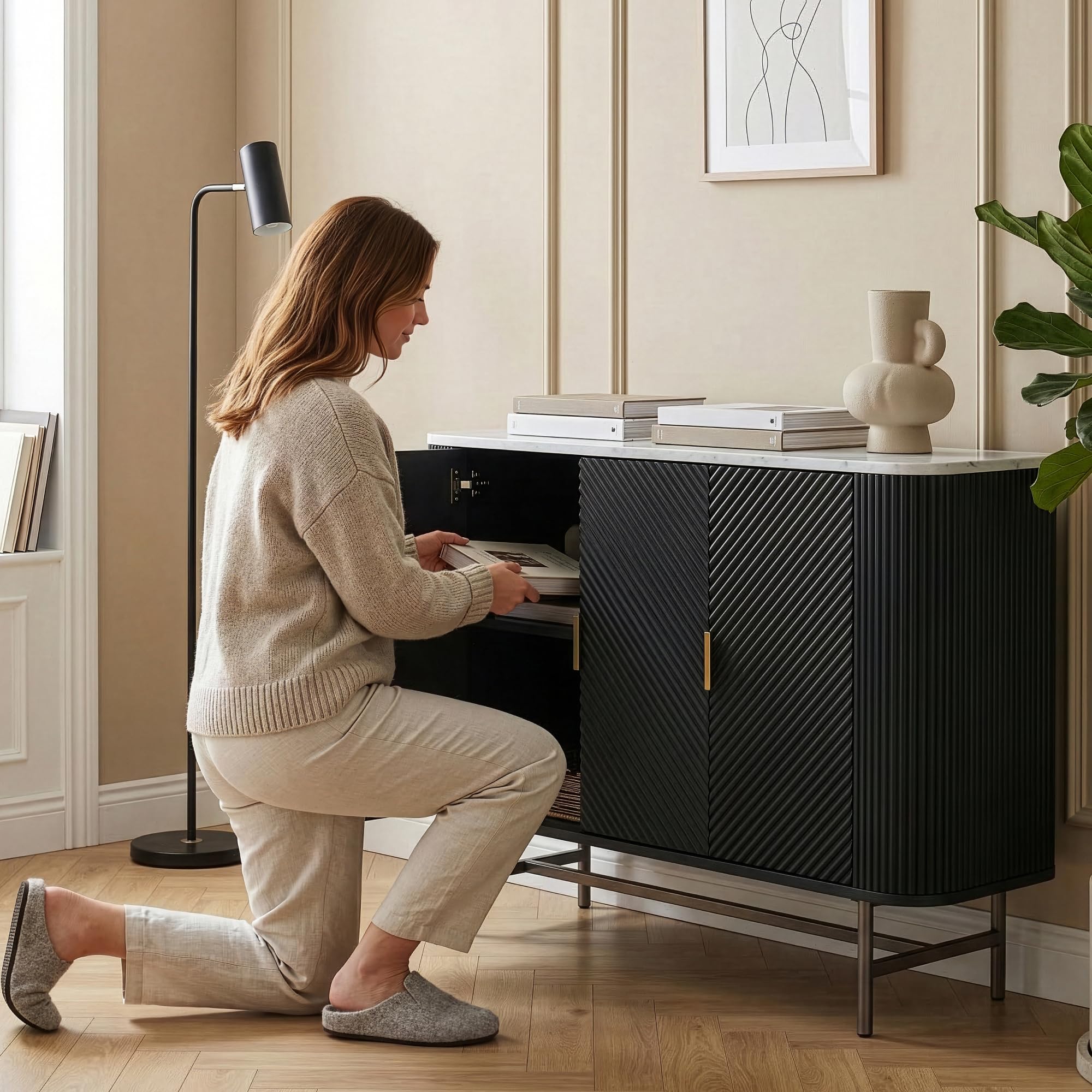 [en.casa] Mobile Contenitore a 3 Ante Credenza con 4 Scomparti e Pannelli Decorativi Madia Buffet con Ripiani per Soggiorno Sala da Pranzo Ingresso 110 x 40 x 77 cm - Nero/Effetto Marmo Bianco
