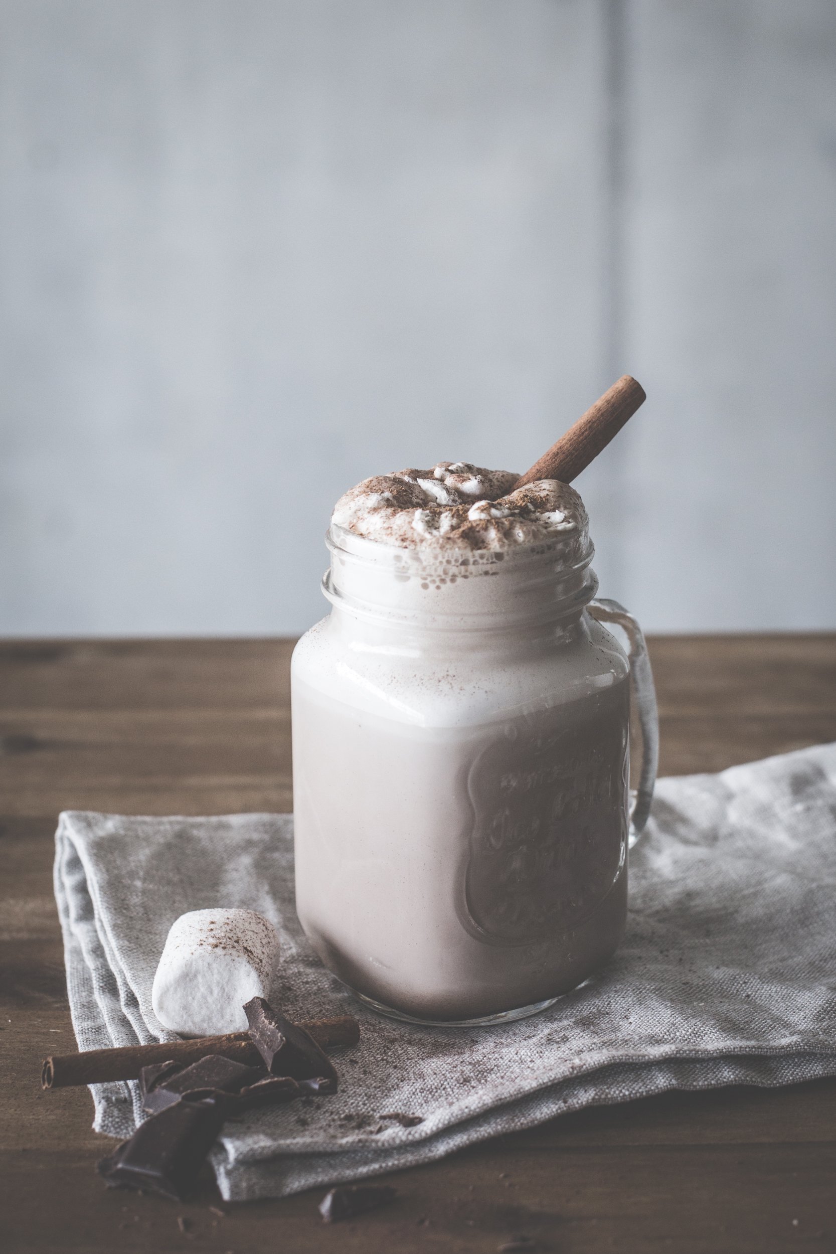 GASTROBACK Design Milk and Chocolate Advanced, 650 Watt Induktion-Milchaufschäumer für 1 Liter Milchschaum, heiße Schokolade, Milchaufschäumer elektrisch, schwarz/Silver