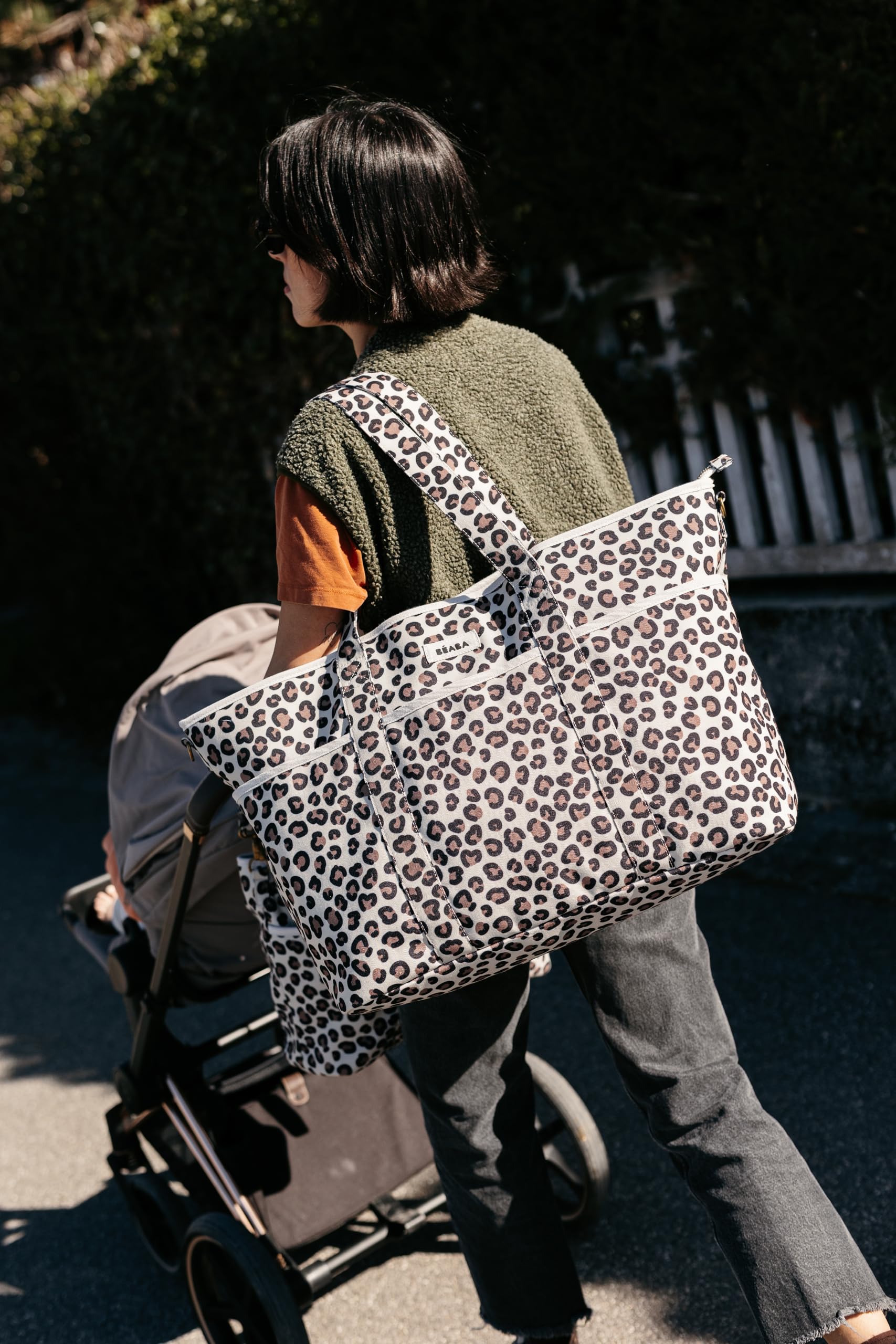 Béaba, Wickeltasche Madrid XXL 44L, großer Tote Bag, Eltern-Wickeltasche mit 11 Fächern, Isoliertasche, integrierte Kinderwagenbefestigung, Wickelunterlage, Leopard