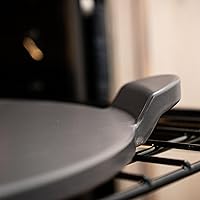 Vista 5 de Old Stone Pizza Kitchen - Piedra redonda esmaltada para pizza con asas para horno y parrilla, 13 pulgadas