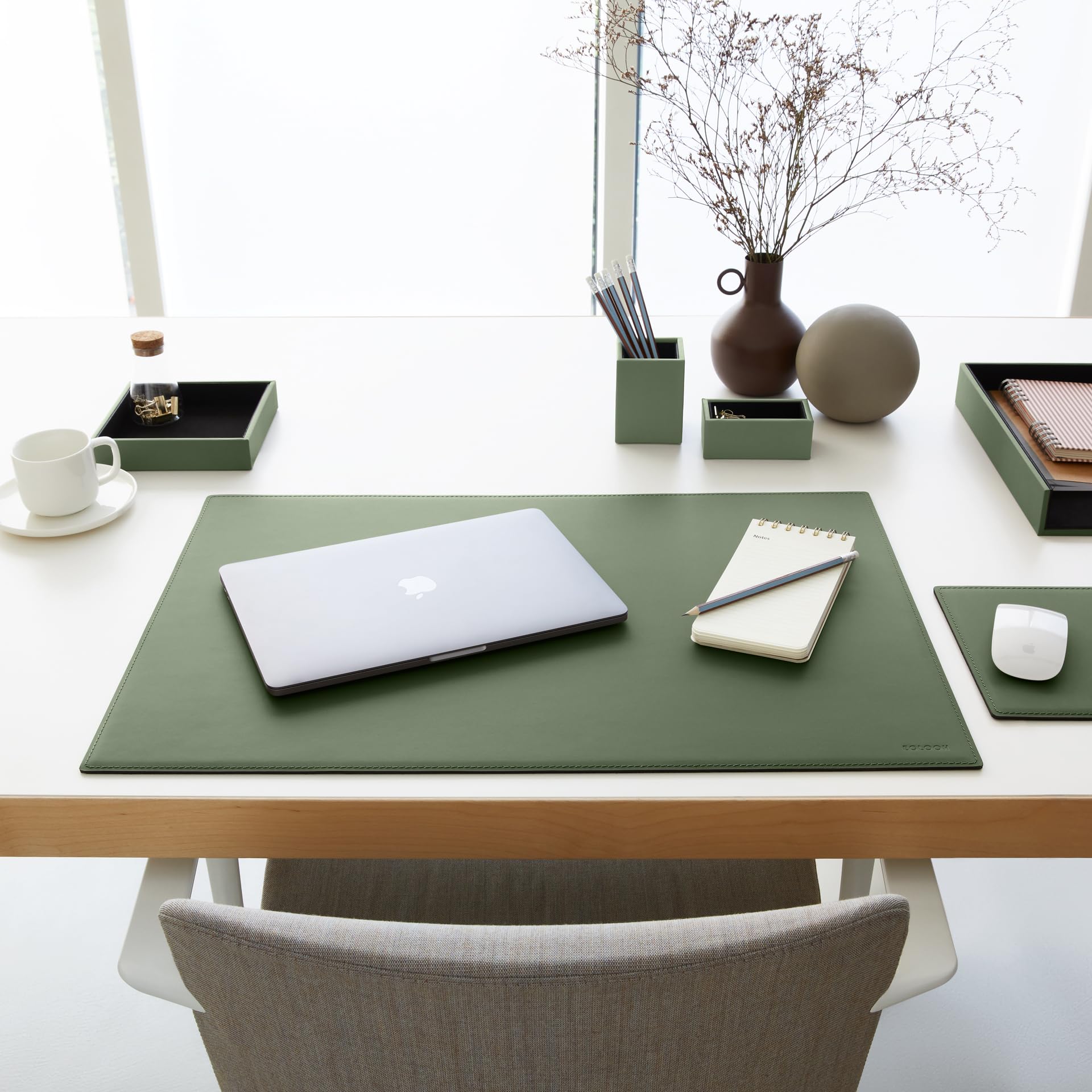 Eglooh - Minerva - Set Scrivania in Cuoio Verde - Set Accessori Ufficio Formato da 4 Pezzi: Svuotatasche, Portapenne, Porta Documenti, Porta Biglietti da Visita - Made in Italy