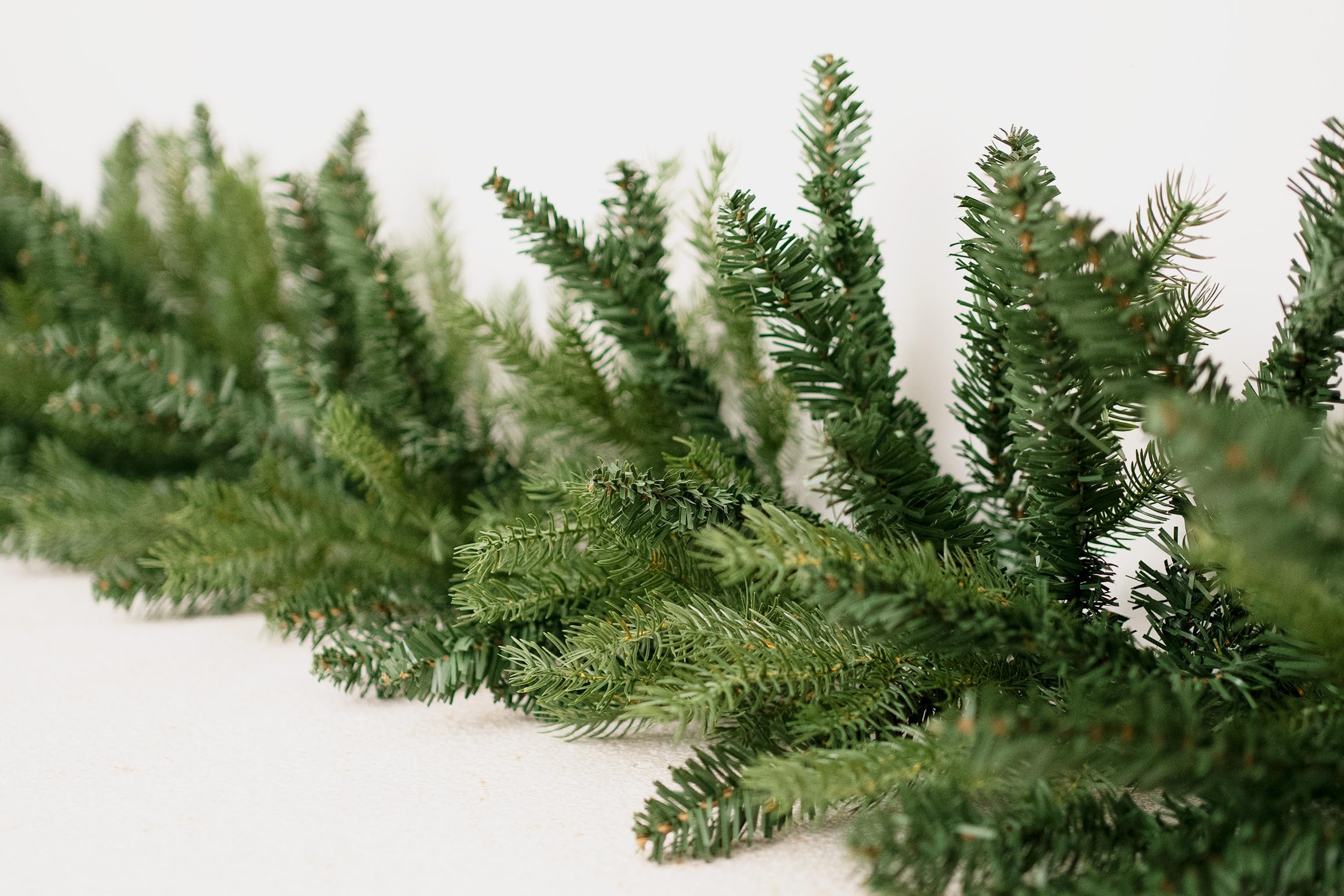 BOP Festone Natalizio Urano da 270 cm, in PVC e PE Real Touch, Molto Folto e Realistico | Boa Natalizio Verde, Decorazione di Natale per Porta, Scala, Camino, Tavolo, Base per Ghirlanda