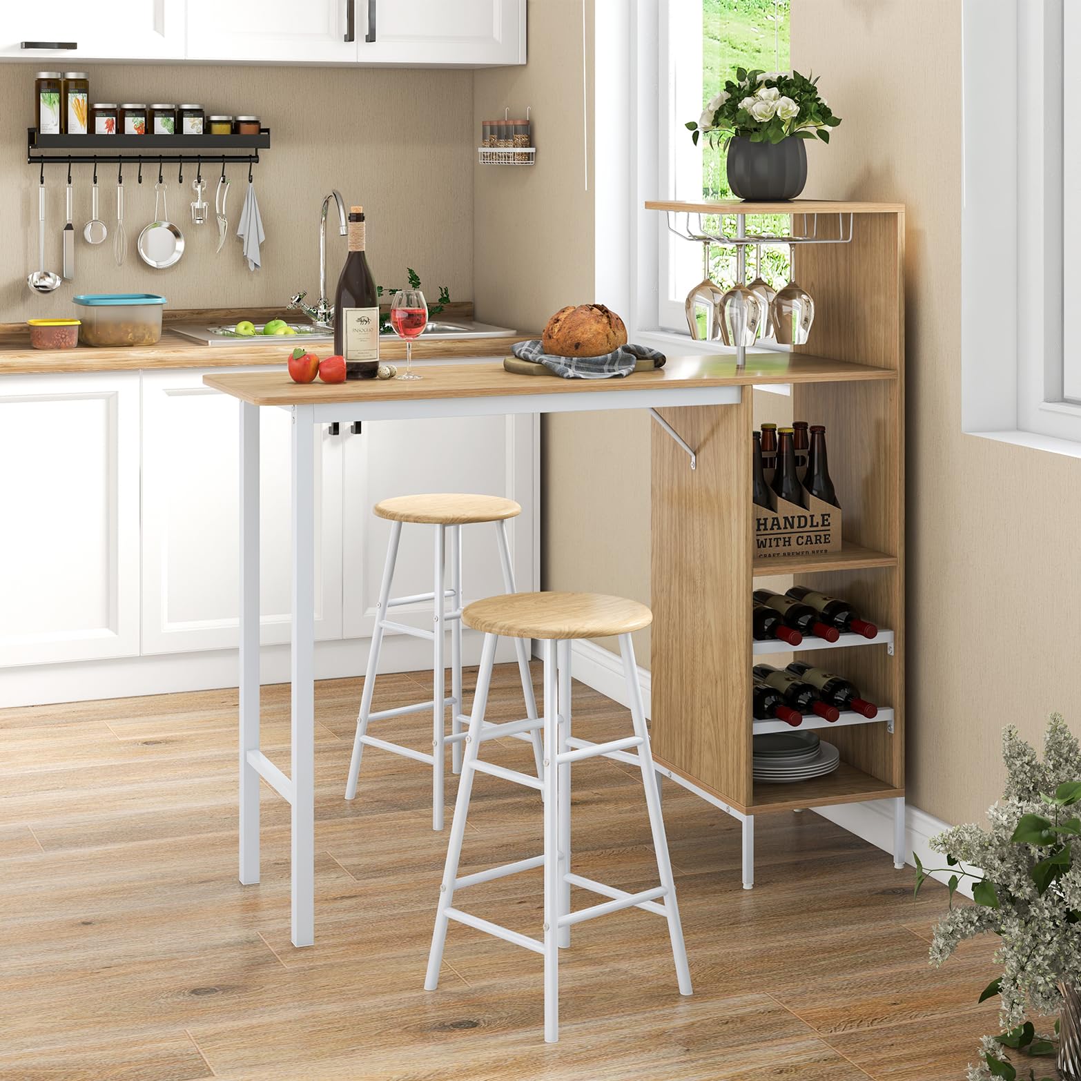 HOMASIS Set di tavolo da bar con 2 sgabelli da bar, tavolo da pranzo con supporti per calici da vino e ripiani per 6 bottiglie di vino, tavolo da bistro industriale per cucina, 120 x 40 x 121,5 cm
