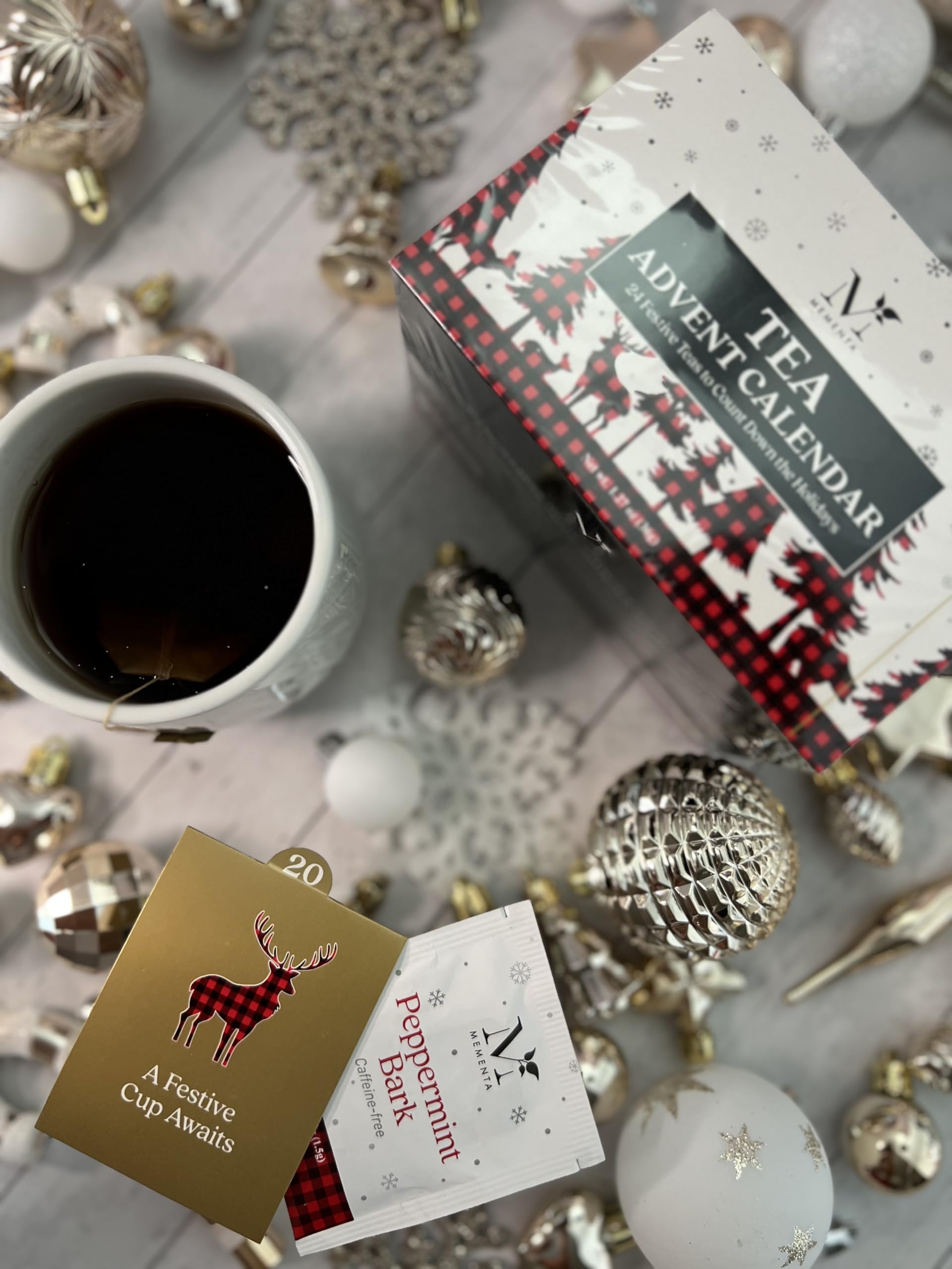 Mementa Inc - Calendario dell'Avvento 2025 Confezione regalo | 24 bustine di tè confezionate singolarmente - Confezione regalo per le vacanze | Calendario dell'Avvento di Natale 2025 per adulti