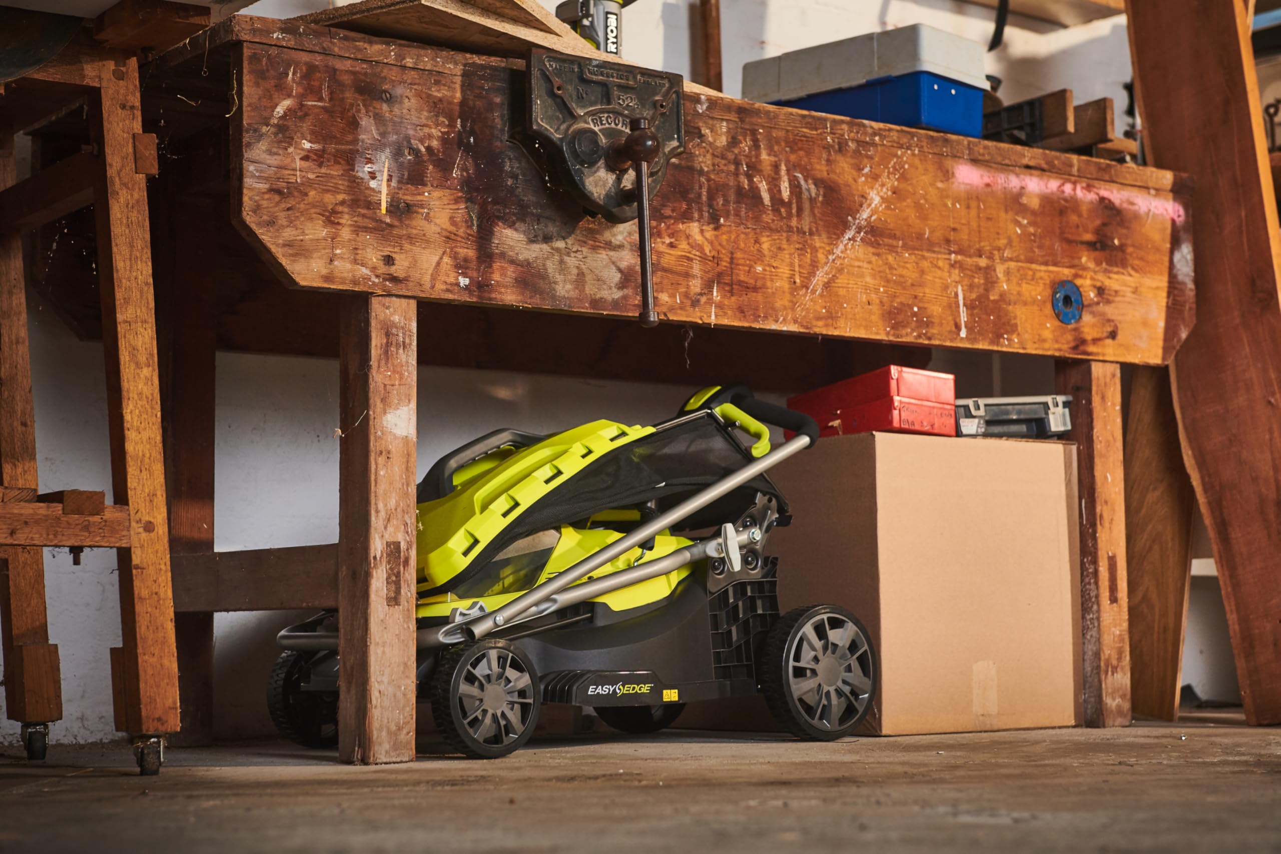 Ryobi RY18LM37A‑140 Tagliaerba Brushless a Batteria 18 V ONE+, Larghezza 37 cm, 6 Livelli Altezza, EasyEdge™, Sacco 45 L, Batteria 4 Ah e Caricabatterie Inclusi