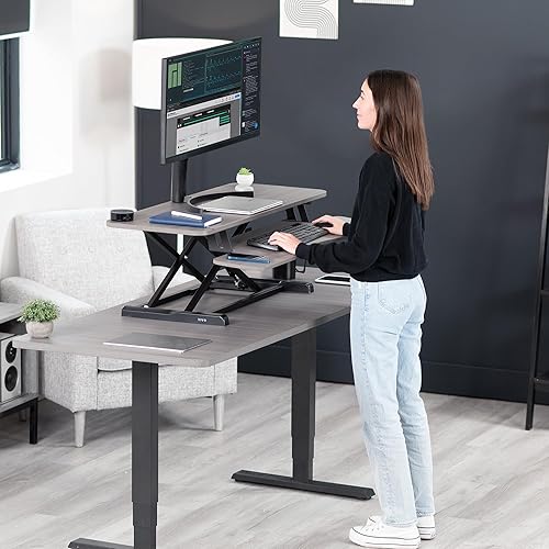 Vista 242 de VIVO DESK-V026KP - Convertidor de escritorio de 26 pulgadas, serie K, elevador de altura ajustable, para monitores y laptops, bandeja ancha