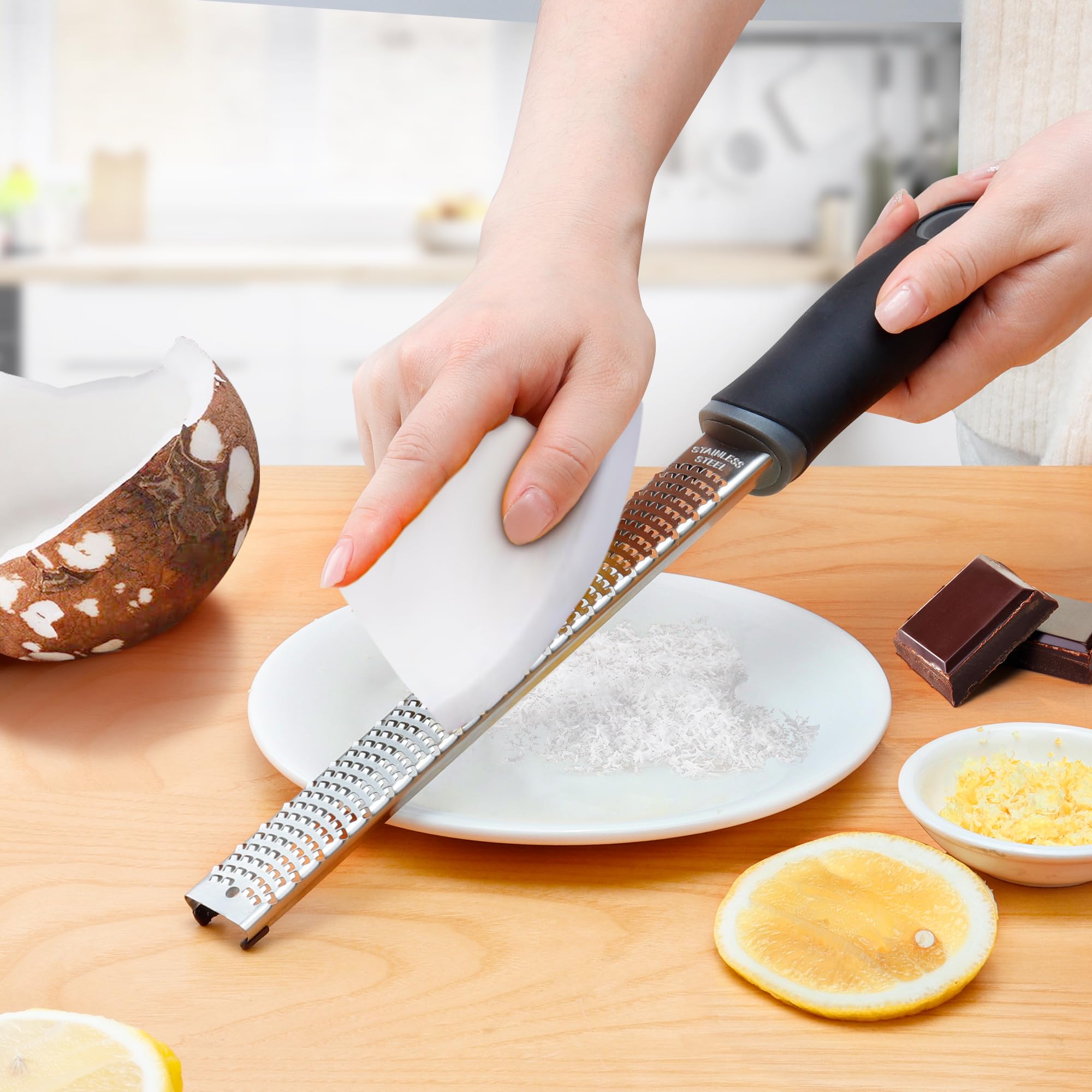 YC Kitchen Zester Reibe - Edelstahl Käsereibe, Parmesanreibe, Zitronenreibe, Muskatnuss Reibe, Ingwerreibe - Scharfer Klinge - Spülmaschinenfest, mit Schutzhülle & Reinigungsbürste