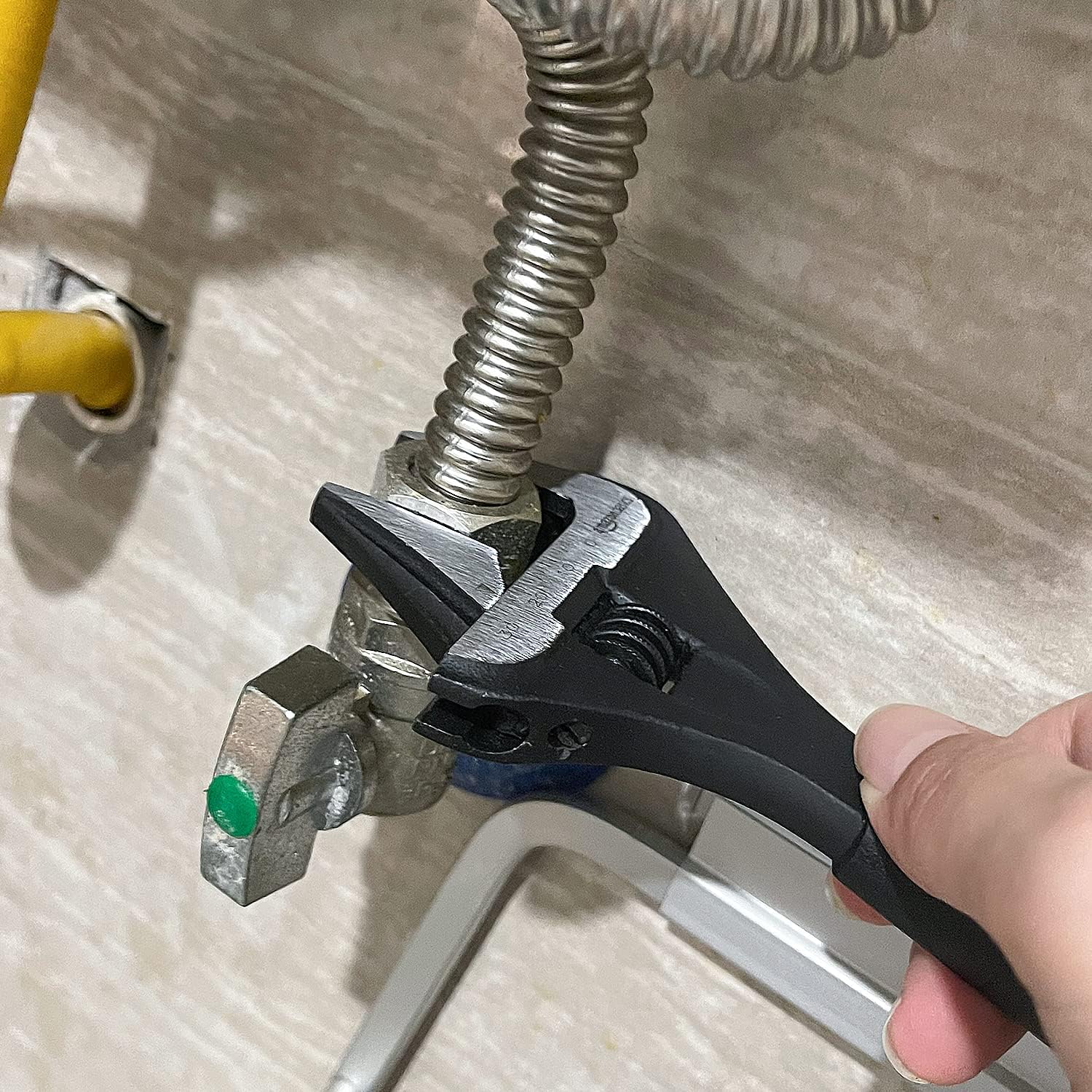 Amazon Basics Llave de boca ancha ajustable para fontanería con agarre suave, 16.1 x 7.2 x 1.5 cm