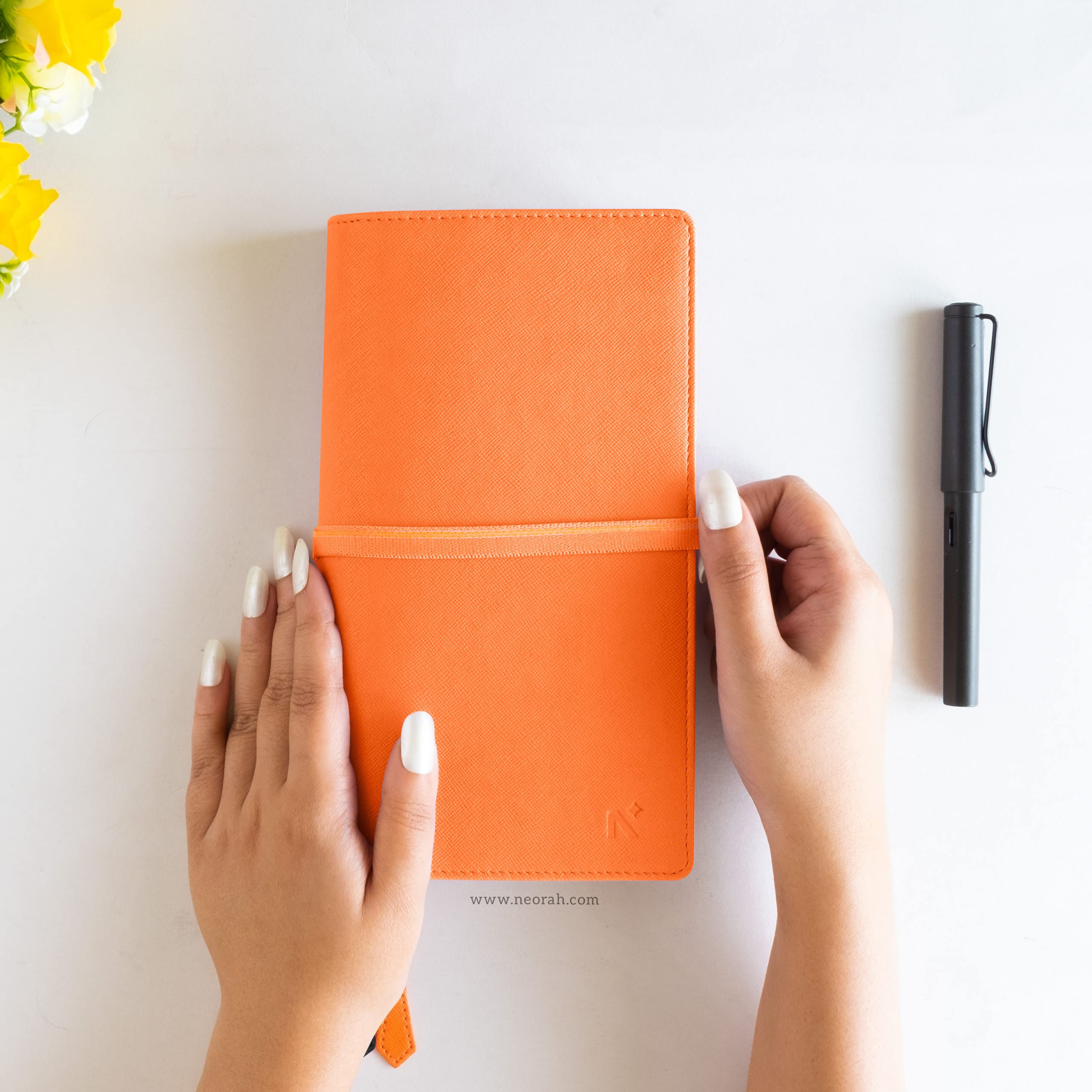 NEORAH — Funda para cuaderno de viajeros PETITE + diario de cuadrícula de puntos | Funda de piel sintética | Compartimento frontal y trasero | 3 ranuras para tarjetas | 2 marcadores | Caja de regalo -