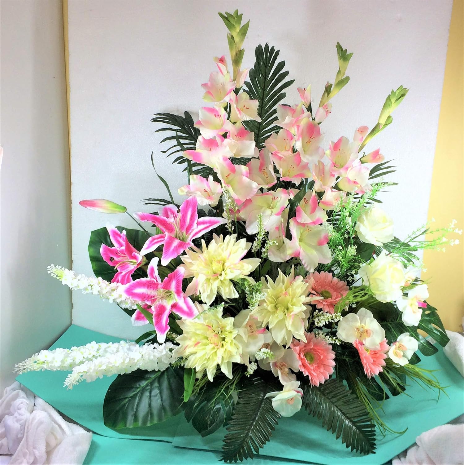 LBA Centro de Flores Artificiales para Cementerio. También para Iglesias. Especial Día de Todos los Santos. Medidas: 80x70x45 cms. Aprox.