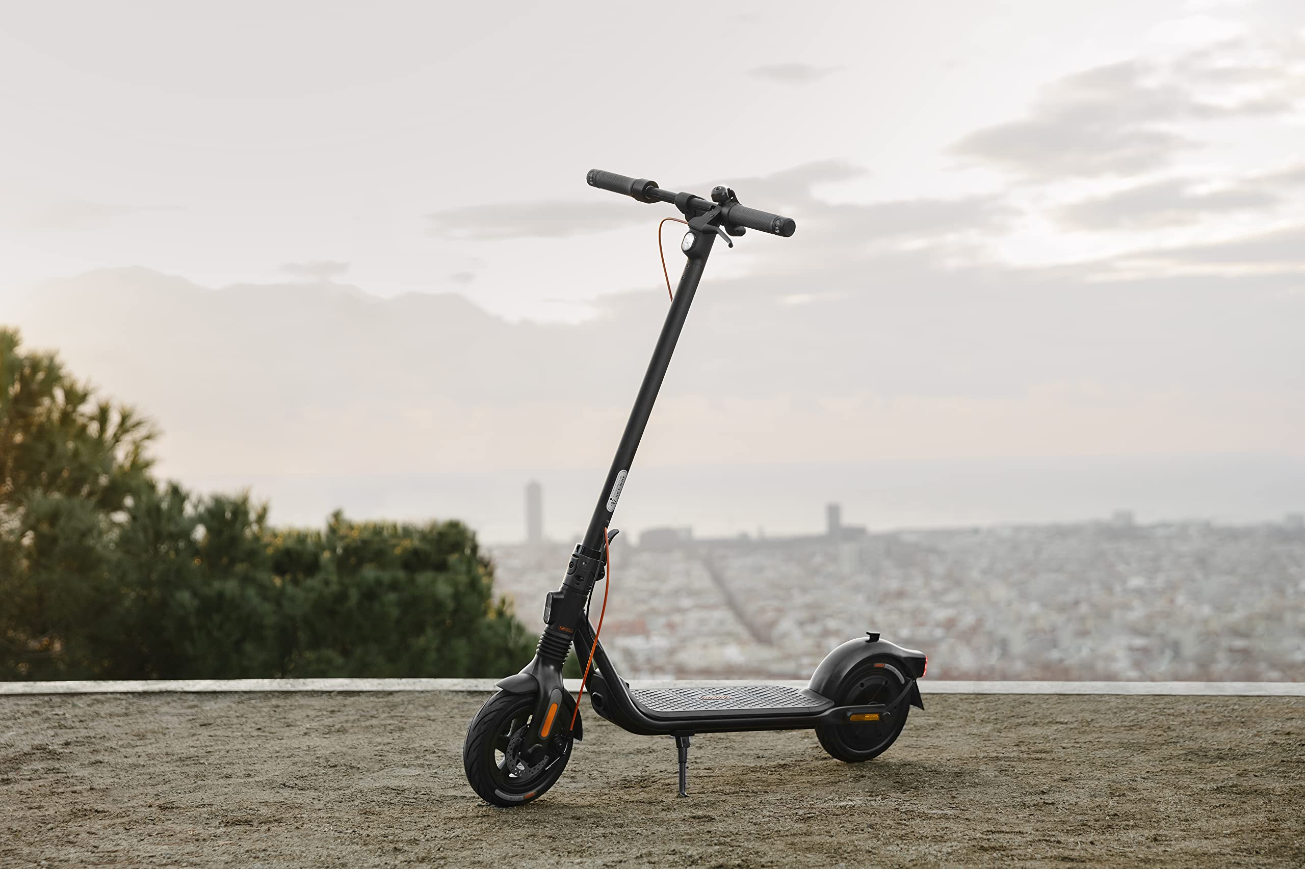 Segway-Ninebot, Monopattino Elettrico, Modello F2 Pro E per adulti, 25 km/h velocità massima, 55 km autonomia, indicatori di svolta e sospensioni anteriori