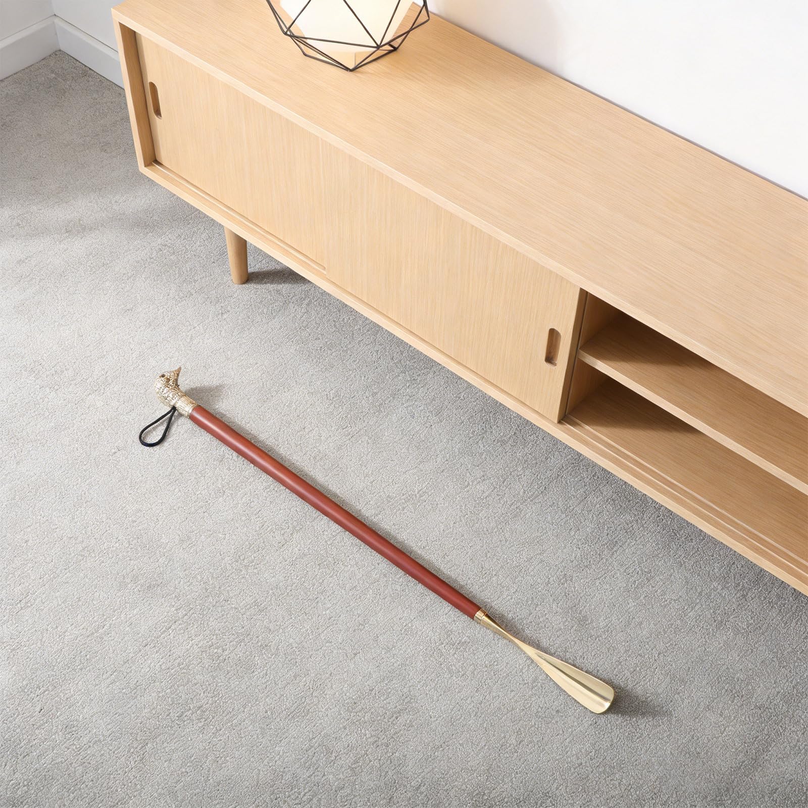 Calzador de Metal Mango Largo Ergonómico de 56cm para Personas Mayores y Mujeres Embarazadas, Diseño y Uso en Casa o Viaje
